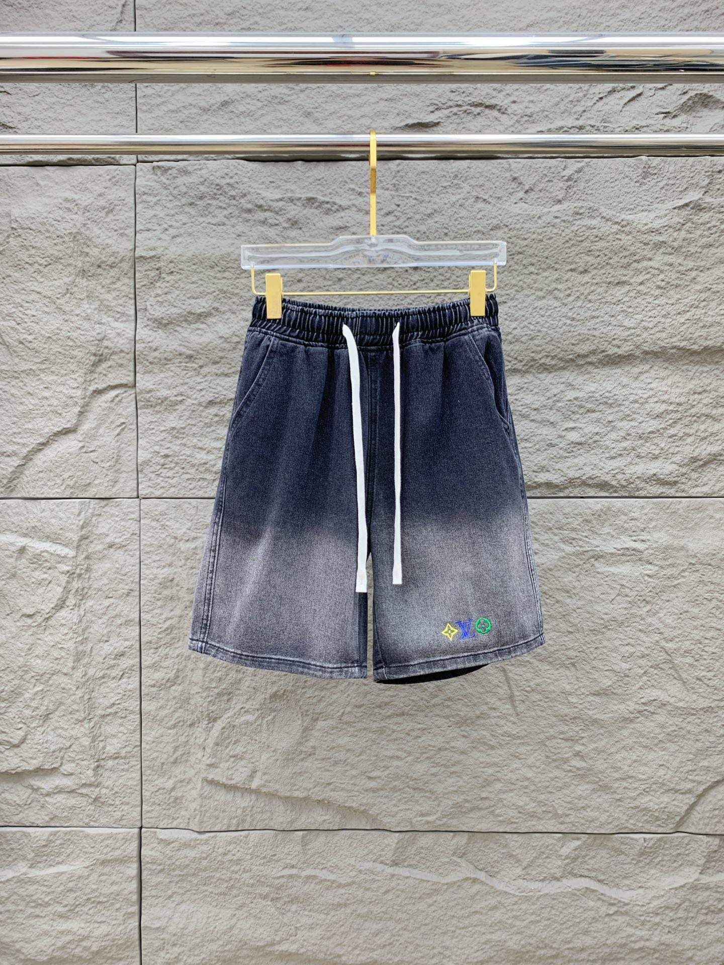 NO:521146,LV high-end customization 2025Ss spring and summer new original single hot denim shorts super customization original hardware super heavy industry craftsmanship excellent style, impeccable details!  The style is not picky!  Must-have sizes for summer: M-3XL, louis vuitton, shorts, alexander wang19860909LV高端定制 2025Ss春夏新款原单爆款牛仔短裤 超级定制款 原版五金 超级重工工艺 版型超赞,细节做工无可挑剔！款式不挑人！夏季必备尺码:M-3XL,,louis vuitton,shorts,alexander wang,Men's clothing