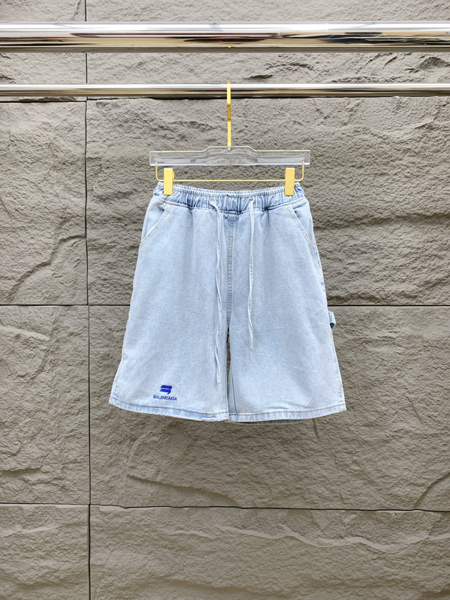 NO:521148,Balenciaga high-end customization 2025Ss spring and summer new original single hot denim shorts super customization original hardware super heavy industry craftsmanship excellent style, impeccable details!  The style is not picky!  Must-have sizes for summer: M-3XL, balenciaga, shorts, alexander wang19860909巴黎世家高端定制 2025Ss春夏新款原单爆款牛仔短裤 超级定制款 原版五金 超级重工工艺 版型超赞,细节做工无可挑剔！款式不挑人！夏季必备尺码:M-3XL,,balenciaga,shorts,alexander wang,Men's clothing