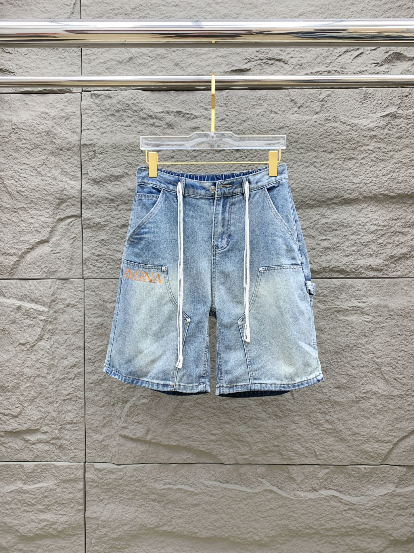 NO:521150,Jenia high-end customization 2025Ss spring and summer new original single hot denim shorts super customization original hardware super heavy industry craftsmanship excellent style, impeccable details!  The style is not picky!  Must-have sizes for summer: M-3XL, zegna, shorts, alexander wang19860909杰尼亚高端定制 2025Ss春夏新款原单爆款牛仔短裤 超级定制款 原版五金 超级重工工艺 版型超赞,细节做工无可挑剔！款式不挑人！夏季必备尺码:M-3XL,,zegna,shorts,alexander wang,Men's clothing