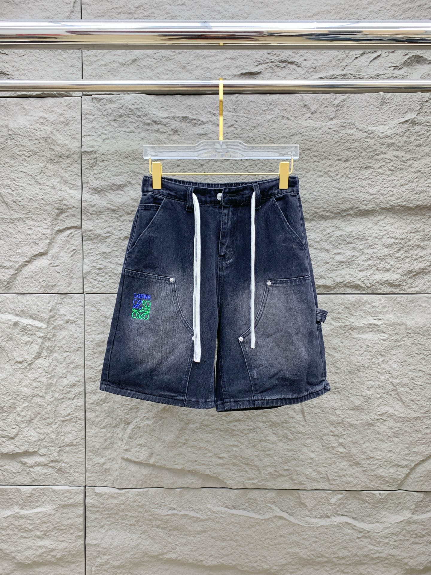 NO:521152,Luo Yiwei high-end customization 2025Ss spring and summer new original single hot denim shorts super customization original hardware super heavy industry craftsmanship excellent style, impeccable details!  The style is not picky!  Must-have sizes for summer: M-3XL, loewe, shorts, alexander wang19860909罗意威高端定制 2025Ss春夏新款原单爆款牛仔短裤 超级定制款 原版五金 超级重工工艺 版型超赞,细节做工无可挑剔！款式不挑人！夏季必备尺码:M-3XL,,loewe,shorts,alexander wang,Men's clothing