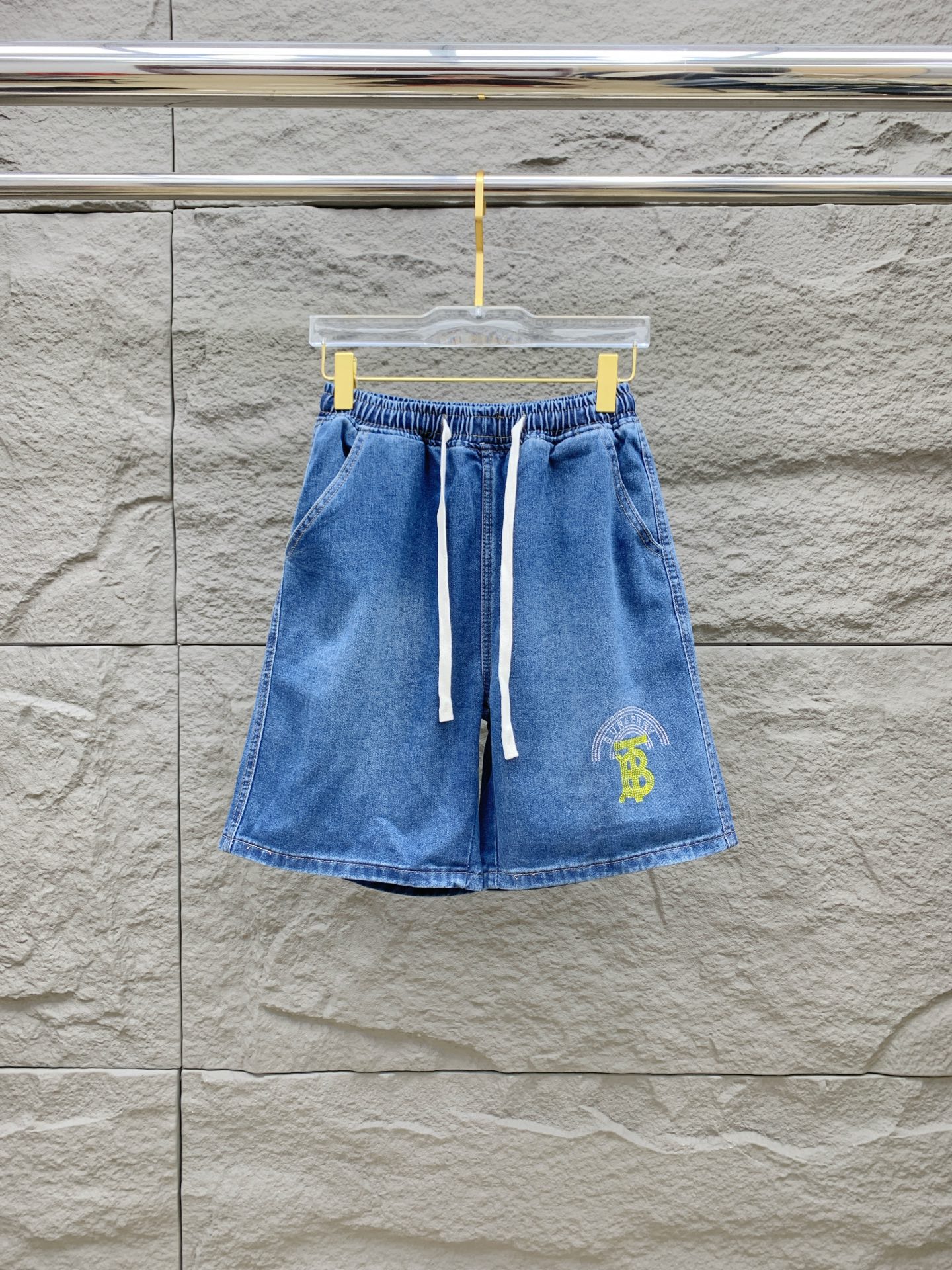 NO:521154,Burberry high-end customization 2025Ss spring and summer new original single hot denim shorts super customization original hardware super heavy industry craftsmanship excellent style, impeccable details!  The style is not picky!  Must-have sizes for summer: M-3XL, burberry, shorts, alexander wang19860909巴宝莉高端定制 2025Ss春夏新款原单爆款牛仔短裤 超级定制款 原版五金 超级重工工艺 版型超赞,细节做工无可挑剔！款式不挑人！夏季必备尺码:M-3XL,,burberry,shorts,alexander wang,Men's clothing