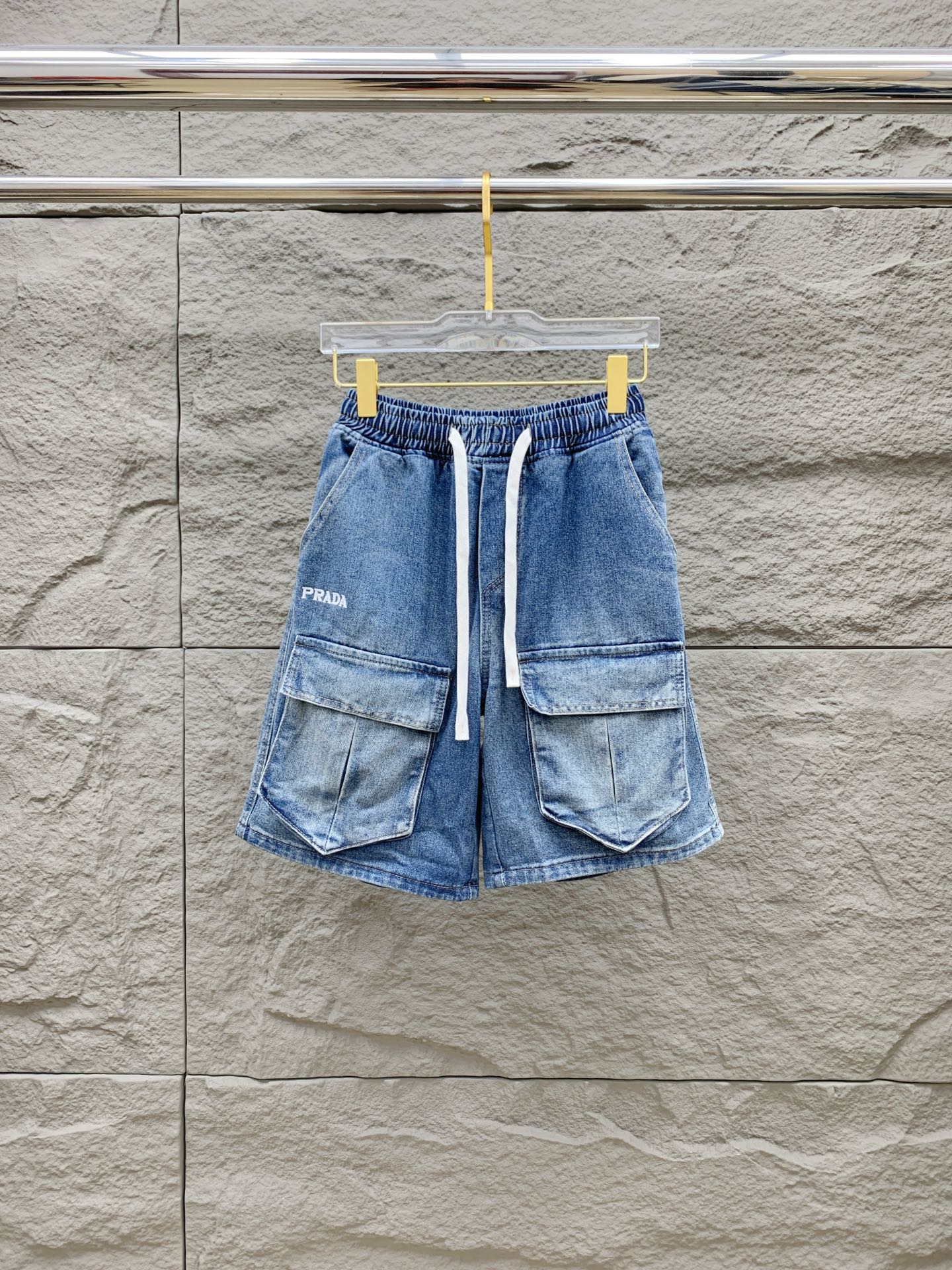 NO:521156,Prada high-end customization 2025Ss spring and summer new original single hot denim shorts super customization original hardware super heavy industry craftsmanship excellent style, impeccable details!  The style is not picky!  Must-have sizes for summer: M-3XL, prada, shorts, alexander wang19860909普拉达高端定制 2025Ss春夏新款原单爆款牛仔短裤 超级定制款 原版五金 超级重工工艺 版型超赞,细节做工无可挑剔！款式不挑人！夏季必备尺码:M-3XL,,prada,shorts,alexander wang,Men's clothing