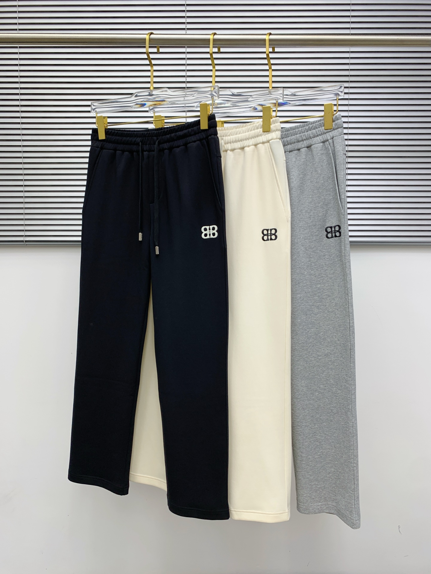 NO:508997,Balenciaga [New Product] 25SS Summer New Leisure Pants. Customized copper-ammonia silk air-layer blended fabric, anti-wrinkle, non-stick gray and anti-static, the fabric is soft, comfortable and drapey. The upper body is stylish, three-dimensional cut design extends the leg lines, making it look taller and slimmer. The elastic waistband design is designed to retract and place freely, and the customized original drawstring is extremely recognizable. A casual pants suitable for various occasions, with a very outstanding upper body. The number of sizes M-3XL, balenciaga, alexander wang19860909巴黎世家【新品】25SS夏季新款休闲裤.定制铜氨丝空气层混纺面料,抗皱不粘灰抗静电,面料柔软舒适有垂感.立挺上身有型、立体裁剪设计拉长腿部线条,显高显瘦.松紧腰带设计,收放自如,订制原版抽绳.辨识度极高.一款适合多种场合穿搭的休闲裤,上身绝绝子.码数M-3XL,,balenciaga,alexander wang,Men's clothing