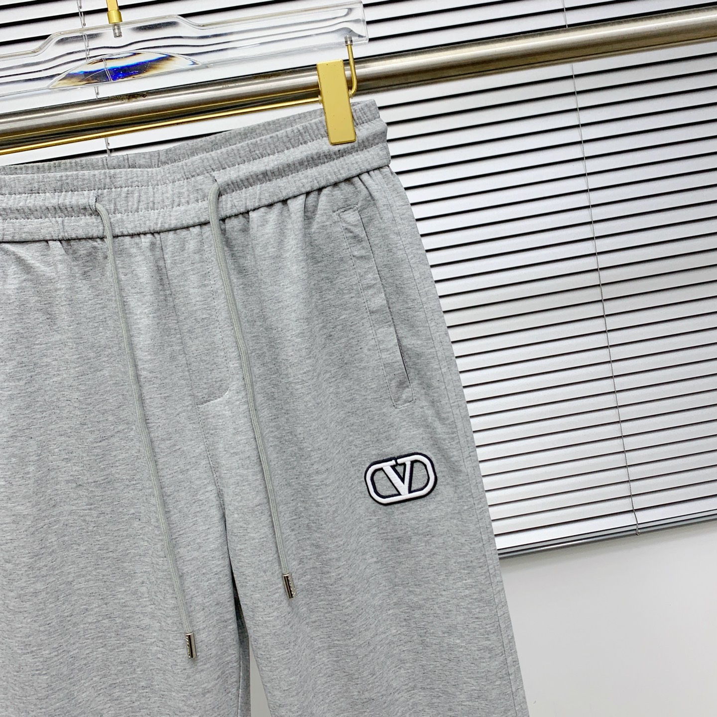 Valentino 25SS Copper-Amino Summer Leisure Pants: Stylish, Comfortable, Versatile. - 图片 3