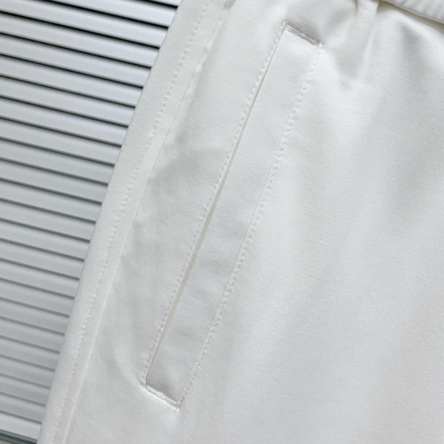 Valentino 25SS Copper-Amino Summer Leisure Pants: Stylish, Comfortable, and Versatile - 图片 5