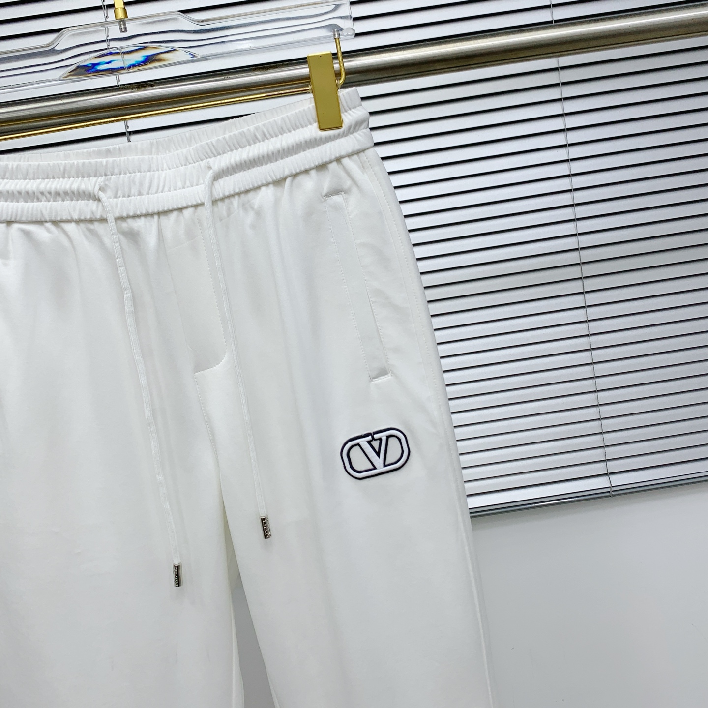 Valentino 25SS Copper-Amino Summer Leisure Pants: Stylish, Comfortable, and Versatile - 图片 3