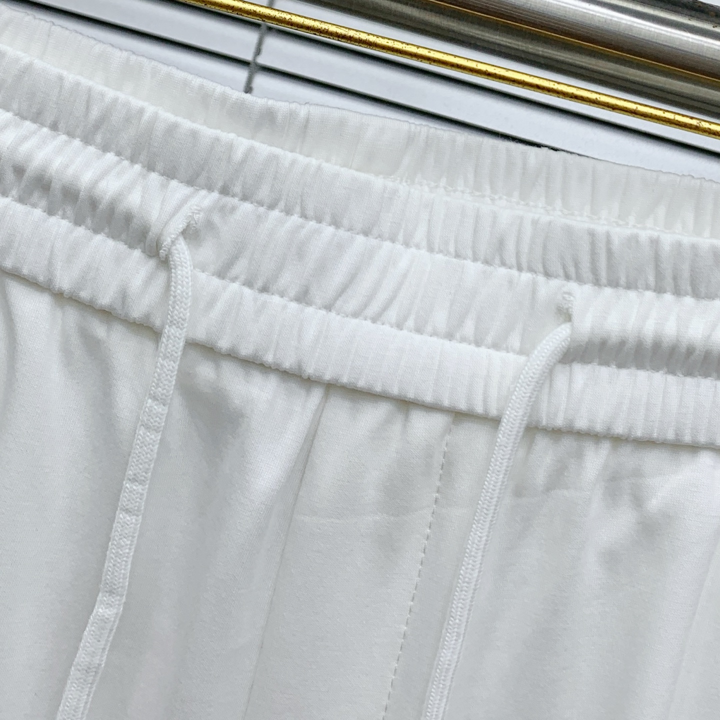 Valentino 25SS Copper-Amino Summer Leisure Pants: Stylish, Comfortable, and Versatile - 图片 4