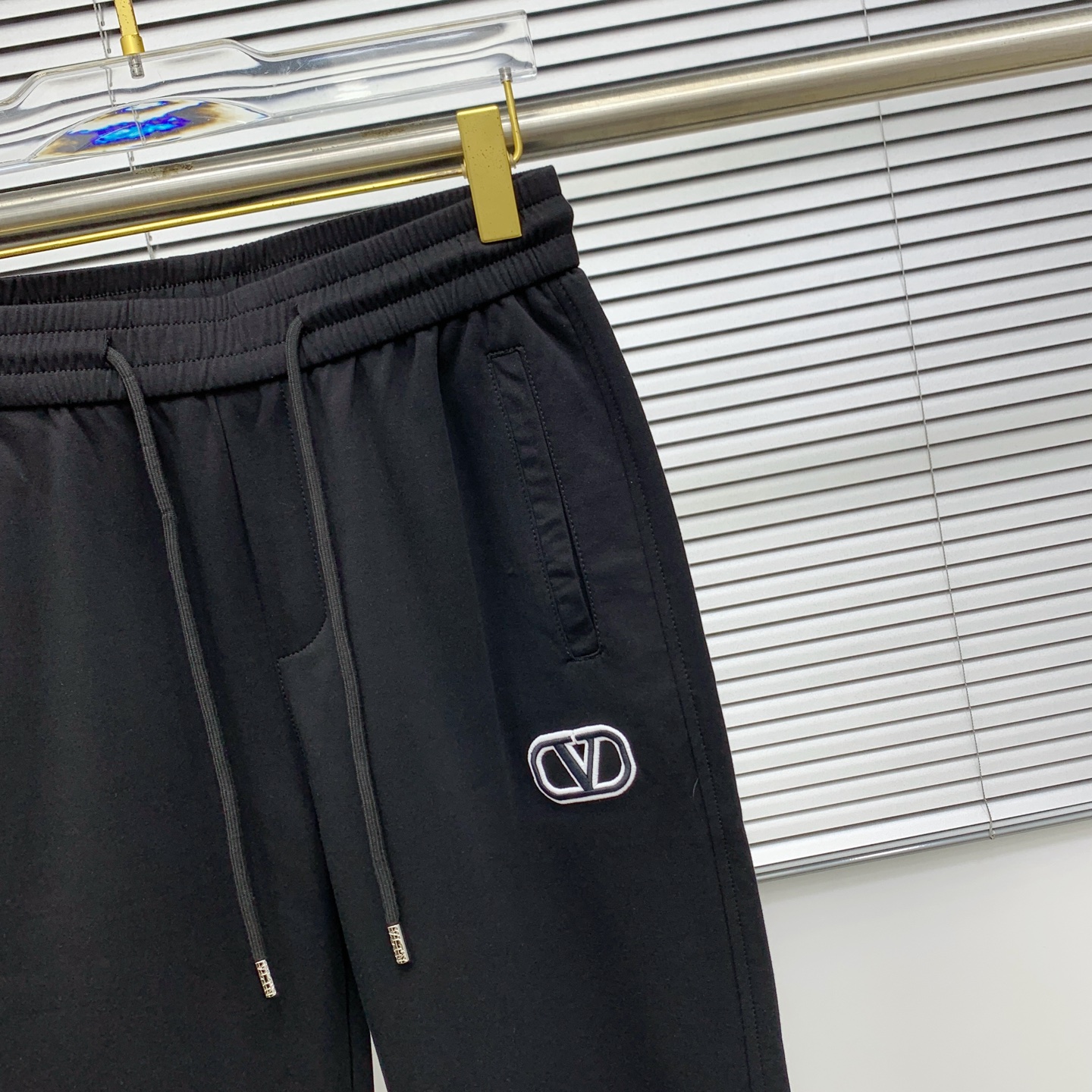 Valentino 25SS Copper-Amino Leisure Pants: Stylish, Comfortable, and Versatile - 图片 4