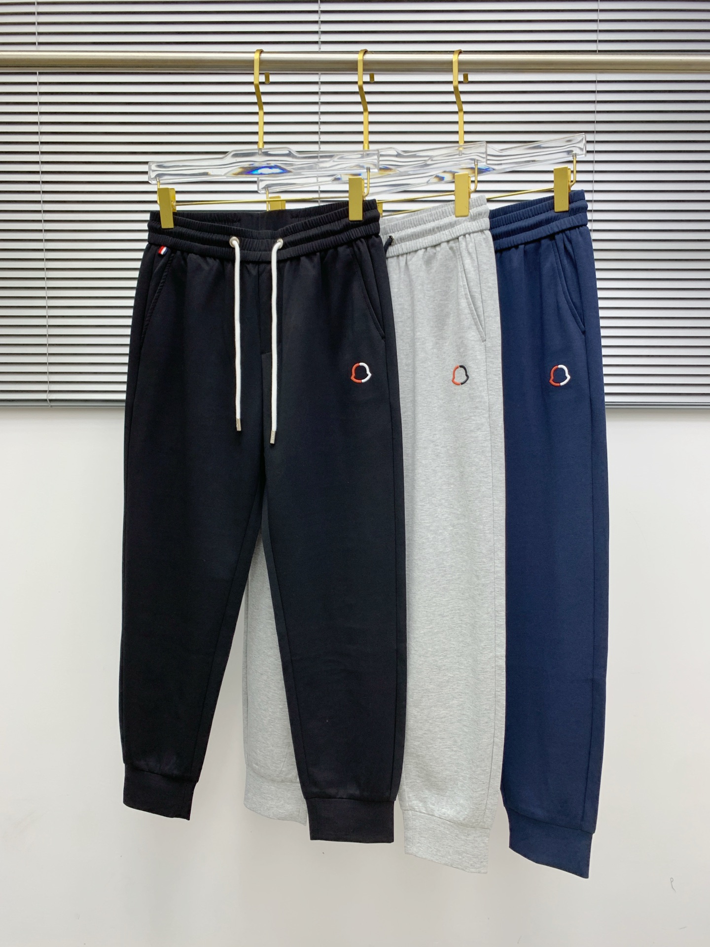 NO:509001,The mask [New Product] 25SS Summer New Casual Pants. Customized copper-ammonia silk air-layer blended fabric, anti-wrinkle, non-stick gray and anti-static, the fabric is soft, comfortable and drooping. The upright upper body is stylish, three-dimensional cut design extends the leg lines, making it look taller and slimmer. The elastic waistband design is designed to retract and place freely, and the customized original drawstring is extremely recognizable. A casual pants suitable for various occasions, with a very outstanding upper body. The number of sizes M-3XL, Moncler, alexander wang19860909蒙口【新品】25SS夏季新款休闲裤.定制铜氨丝空气层混纺面料,抗皱不粘灰抗静电,面料柔软舒适有垂感.立挺上身有型、立体裁剪设计拉长腿部线条,显高显瘦.松紧腰带设计,收放自如,订制原版抽绳.辨识度极高.一款适合多种场合穿搭的休闲裤,上身绝绝子.码数M-3XL,,Moncler,alexander wang,Men's clothing