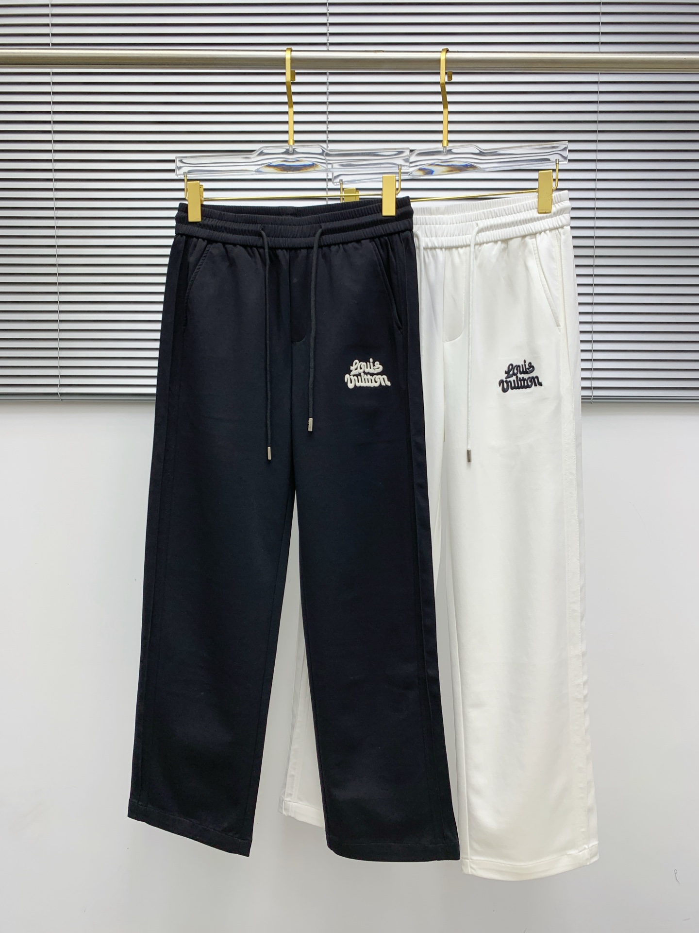 NO:509003,LV [New Product] 25SS Summer New Leisure Pants. Customized copper-ammonia silk air-layer blended fabric, anti-wrinkle, non-stick gray and anti-static, the fabric is soft, comfortable and drapey. The upper body is stylish, three-dimensional cut design extends the leg lines, making it look taller and slimmer. The elastic waistband design is designed to retract and place freely, and the customized original drawstring is extremely recognizable. A casual pants suitable for various occasions, with a very outstanding upper body. The number of sizes M-3XL, louis vuitton, alexander wang19860909LV【新品】25SS夏季新款休闲裤.定制铜氨丝空气层混纺面料,抗皱不粘灰抗静电,面料柔软舒适有垂感.立挺上身有型、立体裁剪设计拉长腿部线条,显高显瘦.松紧腰带设计,收放自如,订制原版抽绳.辨识度极高.一款适合多种场合穿搭的休闲裤,上身绝绝子.码数M-3XL,,louis vuitton,alexander wang,Men's clothing