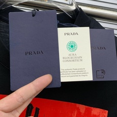 P普拉达2025春夏新款男女同款👫短袖T恤,最新款全网独家首上!!~既经典有时尚百搭,谁不爱啊,将经典再 P普拉达2025春夏新款男女同款👫短袖T恤,最新款全网独家首上!!~既经典有时尚百搭,谁不爱啊,将经典再