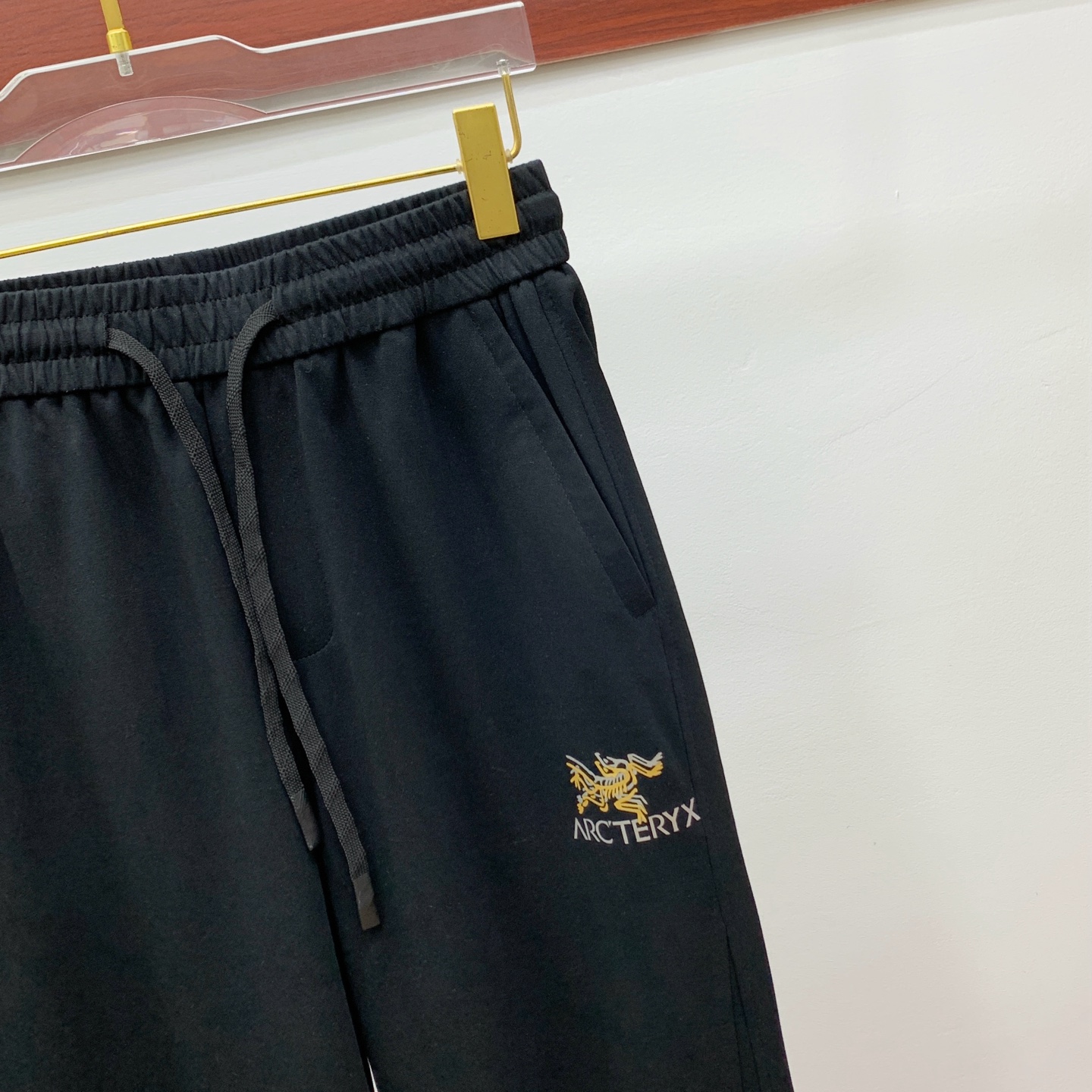 P始祖鸟春夏25ss休闲裤金典再次出现，原单订制高品质时尚休闲裤。超级百搭款。独家定制面料，挺阔有型，贴