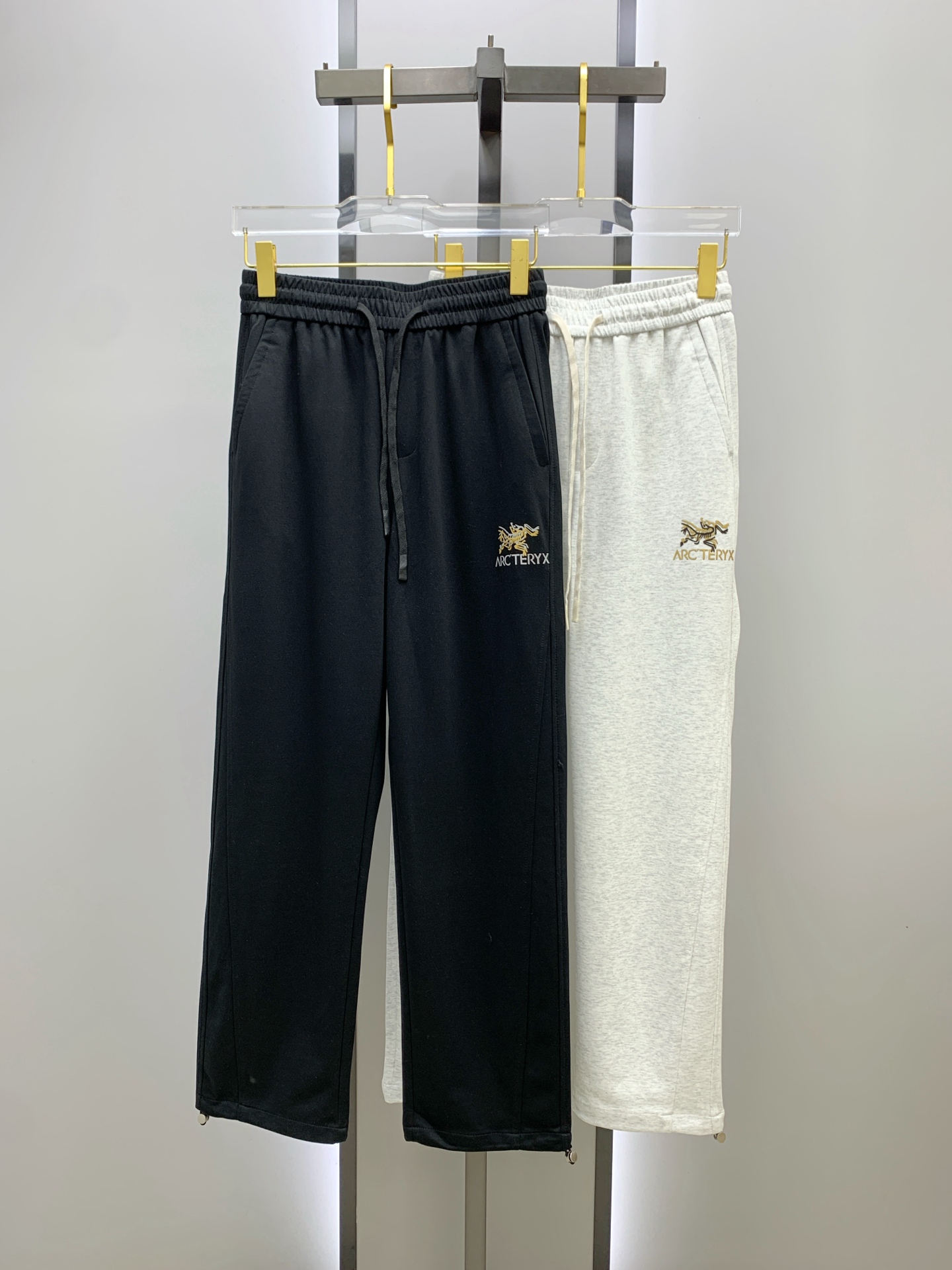 NO:509632,Archaeoptera bird spring and summer 25ss casual pants gold dial appears again, the original customized high-quality fashionable casual pants are super versatile. Exclusive custom fabric, quite wide and stylish, close and comfortable. The latest hardware and accessories of the original custom counter. Super beautiful style, the upper body makes the legs look slender, the inner and the line is impeccable. You can attend any occasion. Once again, the fabric is very, very classy! Code number M-3xL,arc'teryx,alexander wang19860909始祖鸟春夏25ss休闲裤金典再次出现,原单订制高品质时尚休闲裤.超级百搭款.独家定制面料,挺阔有型,贴身舒适.原版定制专柜最新五金辅料.超靓版型、上身显腿修长,內里,走线都无可挑剔,任何场合都可出席,再次强调面料非常非常显档次！码数 M-3xL,arc'teryx,alexander wang,Men's clothing