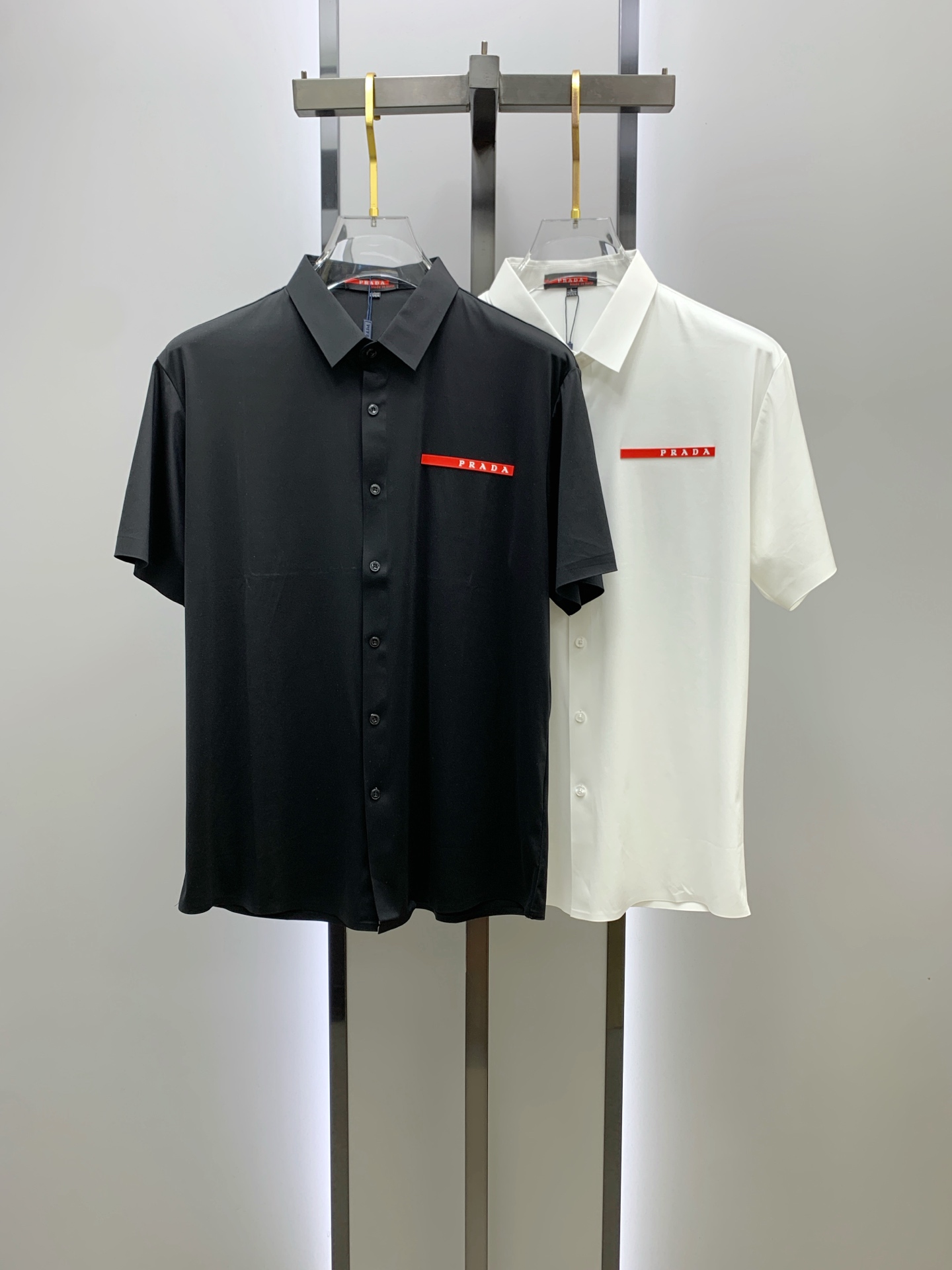 NO:509635,Prada 25ss Spring and Summer Lapel Polo. Selected Tianshi cotton tribute satin cotton, comfortable and delicate, bringing excellent skin-friendly feel, while absorbing moisture and breathable, making it easy to handle. Seiko threaded neckline, modifying the body shape and not easily deformed, and the 5 and details reflect exquisite craftsmanship. Size M-3Xl, prada, alexander wang19860909普拉达25ss春夏新款翻领polo.精选天丝棉贡缎棉料,舒适细腻带来极佳的亲肤感,同时吸湿透气,w方便打理.精工螺纹现织领口,修饰身形同时更不易变形,5与细节处体现精致工艺.尺码M-3Xl,,prada,alexander wang,Men's clothing