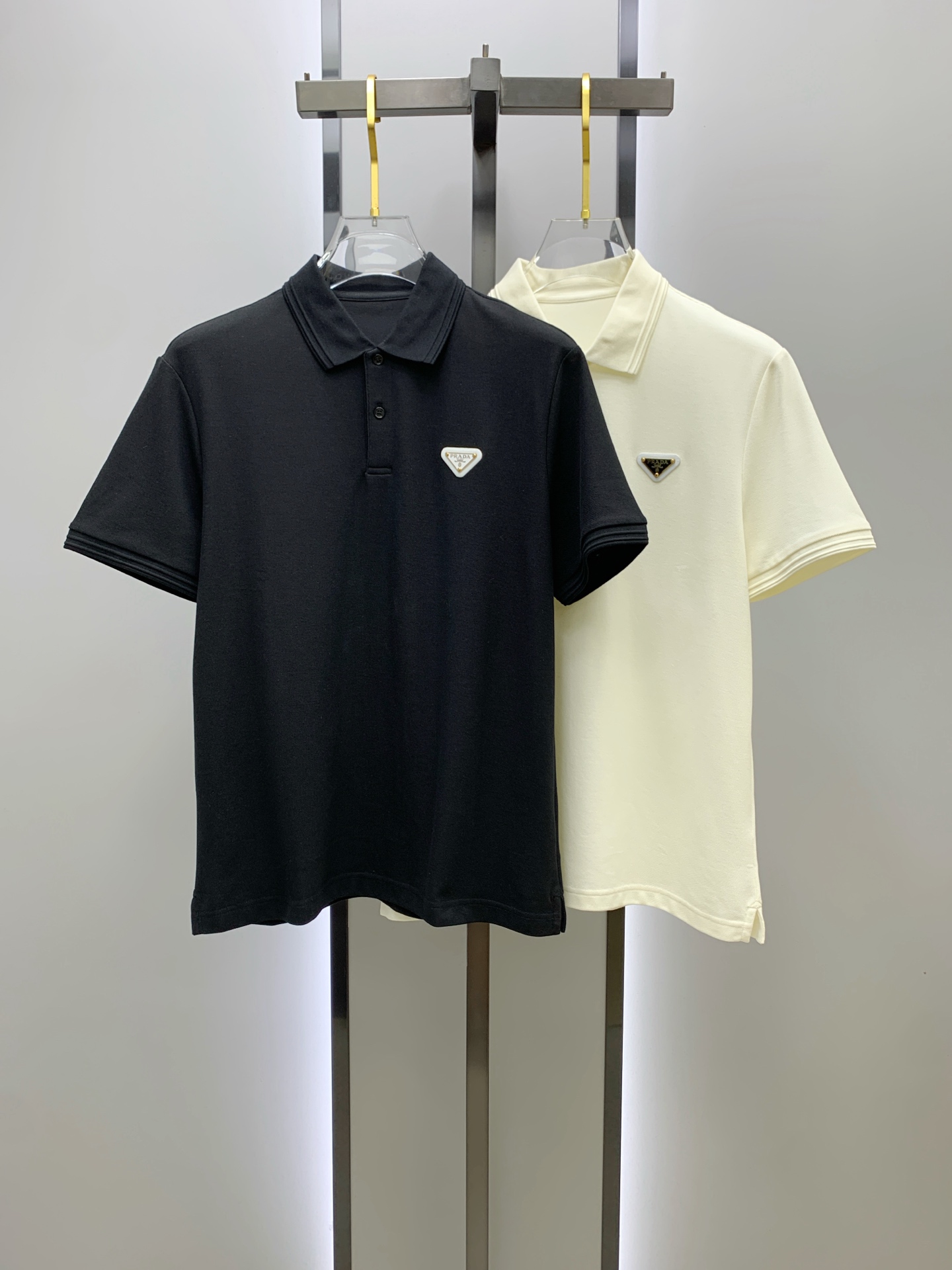 NO:509641,Prada 25SS new spring and summer short-sleeved lapel T-shirt polo, the highest version is customized high-end vermill fabric simple and fashionable, and the color-blocking thread is super beautiful!  Classic logo simple and elegant style!  Full of high-end feel, wearable in all seasons. Simple European style official website on sale codes M-3XL, prada, T-shirt, tees, t-shirt, alexander wang19860909普拉达25SS新款春夏短袖翻领T恤polo,最高版本客供定制高端朱地面料简单时尚款,拼色螺纹超级好看！经典logo简单大方的款式！满满的高级感,四季可穿.简欧风格官网在售码数M-3XL,,prada,T-shirt,tees，t-shirt,alexander wang,Men's clothing