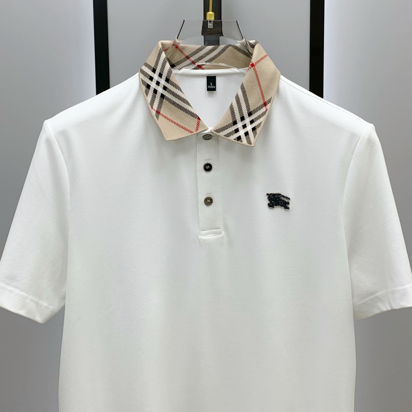 P巴宝莉25SS新款春夏短袖翻领T恤Polo，最高版本客供定制高端朱地面料简单时尚款，拼色螺纹超级好看！