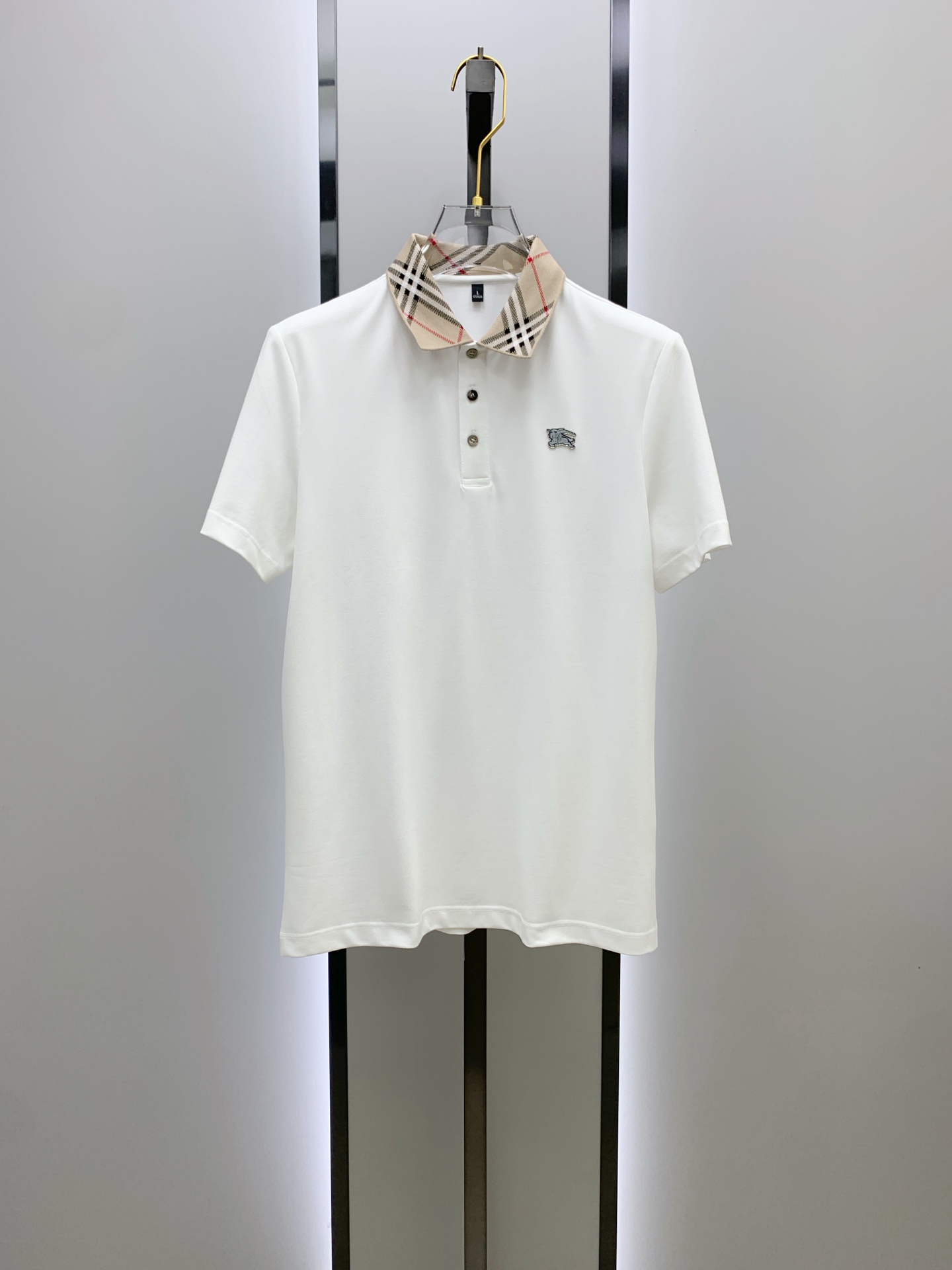 NO:849730,Burberry 25SS new spring and summer short-sleeved lapel T-shirt polo, the highest version is custom-made with high-end rhubarb fabric, simple and fashionable, the color-blocked threads are super beautiful!  Simple and elegant style with classic logo!  Full of high-end sense, can be worn in all seasons. The official website of simple European style is selling sizes M-3XL, burberry, T-shirt, tees, t-shirt,19860909巴宝莉25SS新款春夏短袖翻领T恤polo,最高版本客供定制高端朱地面料简单时尚款,拼色螺纹超级好看！经典logo简单大方的款式！满满的高级感,四季可穿.简欧风格官网在售码数M-3XL,,burberry,T-shirt,tees，t-shirt,,Men's clothing