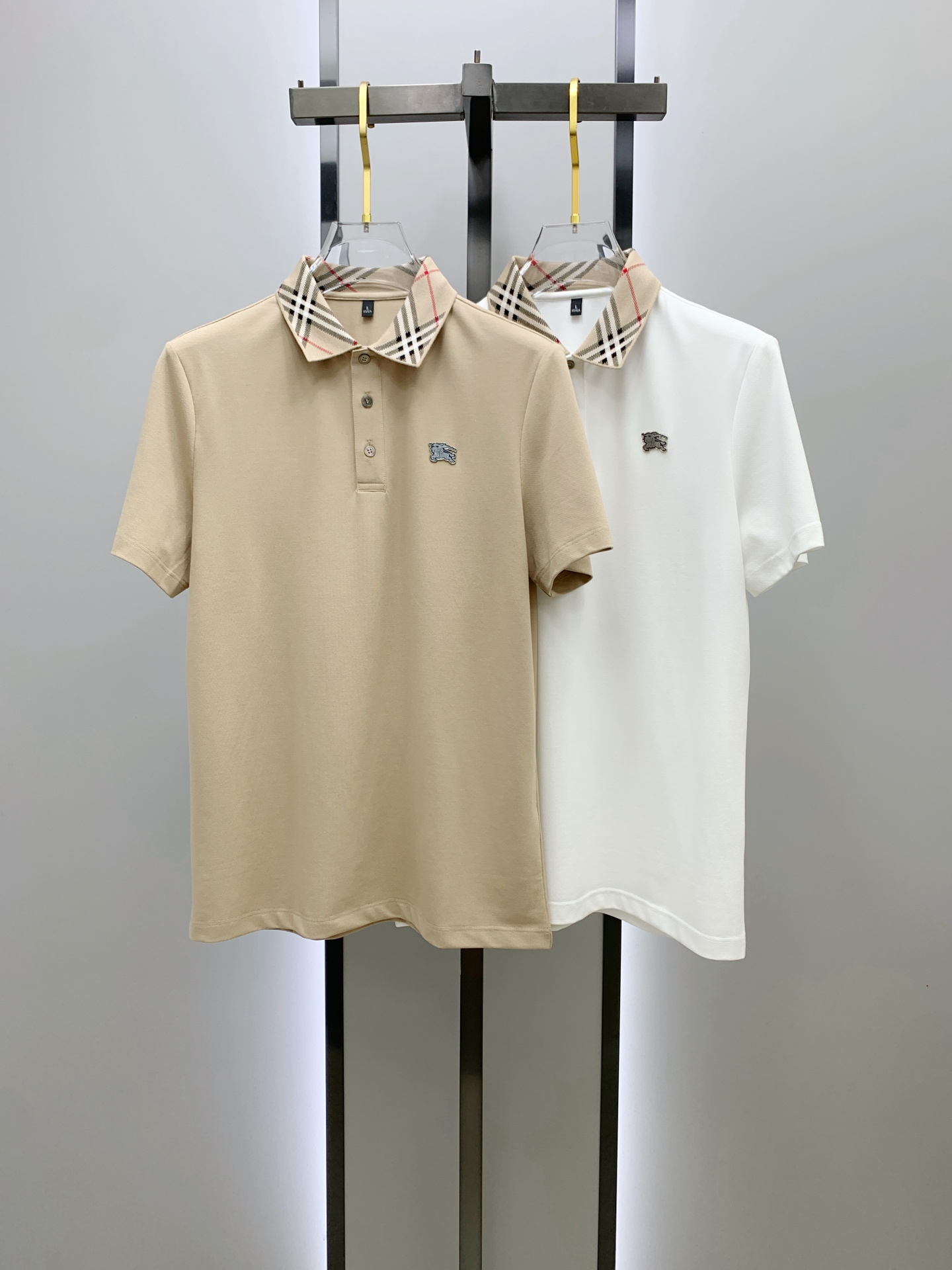 P巴宝莉25SS新款春夏短袖翻领T恤Polo，最高版本客供定制高端朱地面料简单时尚款，拼色螺纹超级好看！