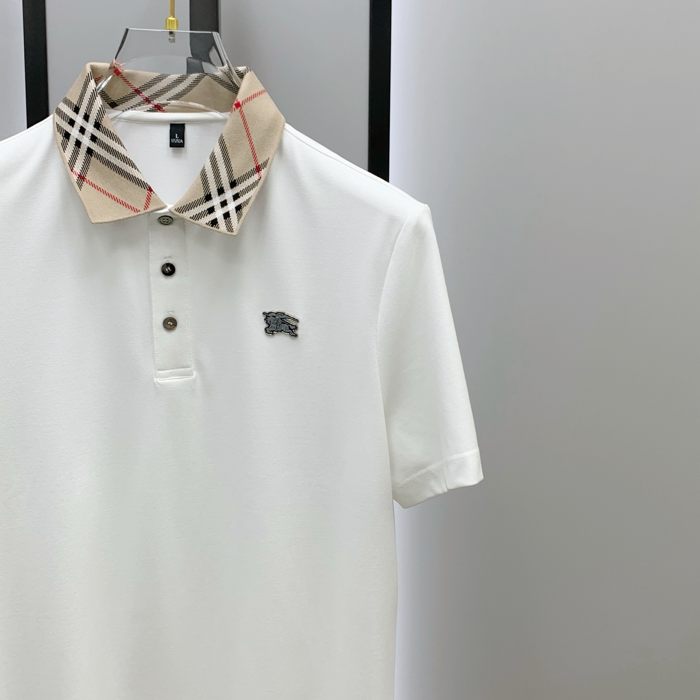 P巴宝莉25SS新款春夏短袖翻领T恤Polo，最高版本客供定制高端朱地面料简单时尚款，拼色螺纹超级好看！