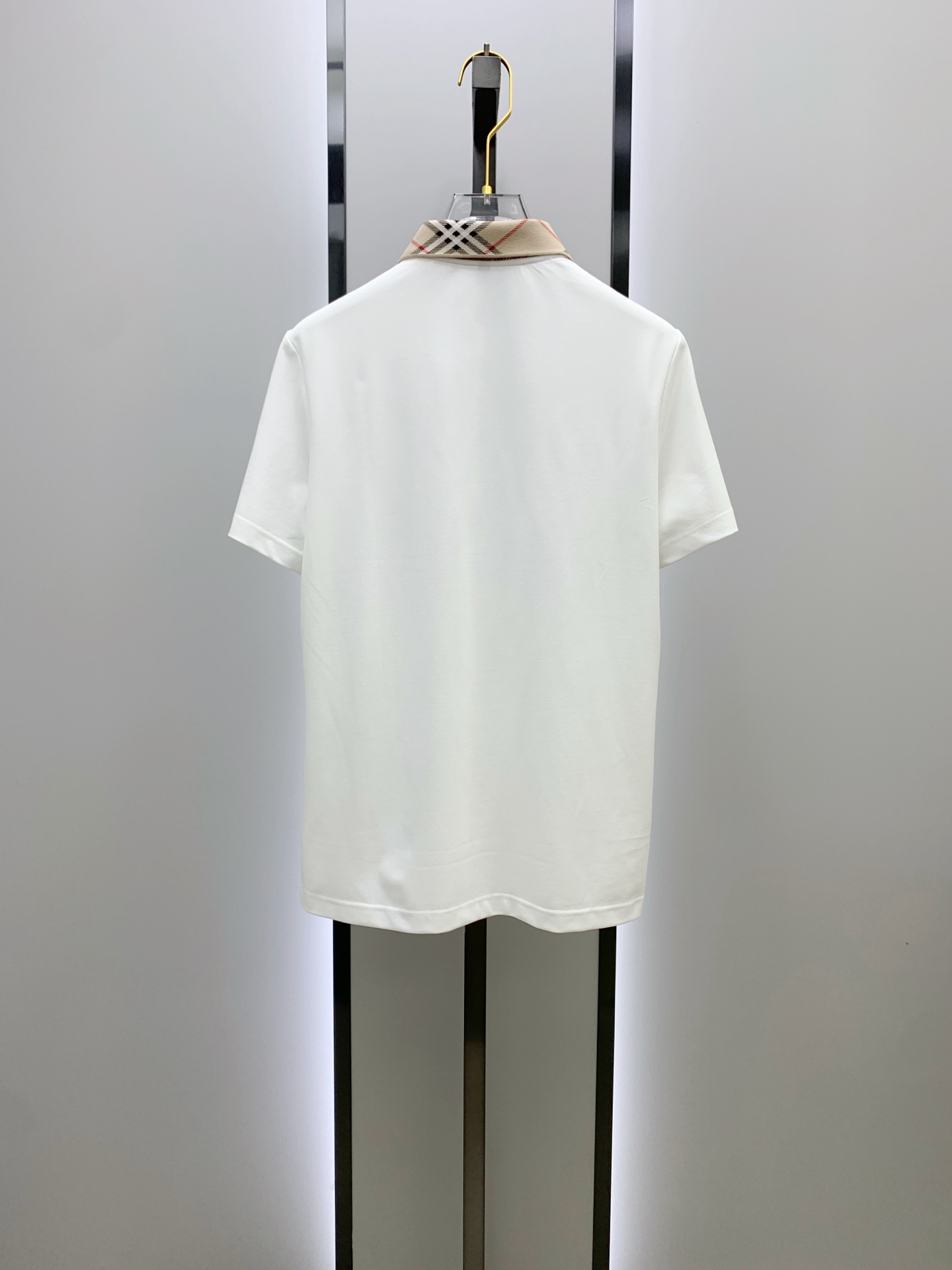 P巴宝莉25SS新款春夏短袖翻领T恤Polo，最高版本客供定制高端朱地面料简单时尚款，拼色螺纹超级好看！