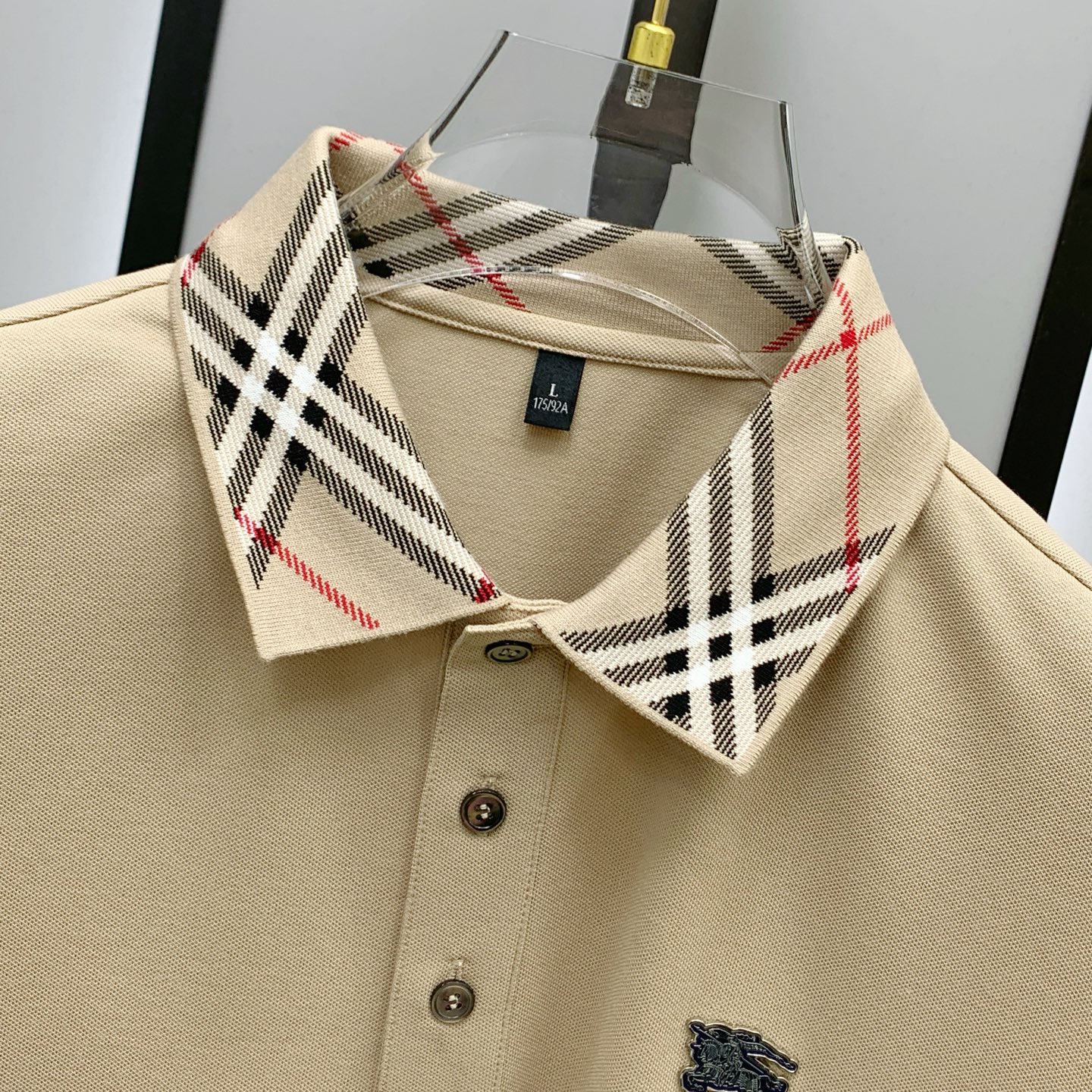 P巴宝莉25SS新款春夏短袖翻领T恤Polo，最高版本客供定制高端朱地面料简单时尚款，拼色螺纹超级好看！