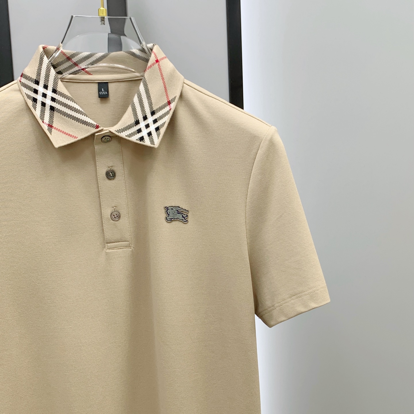 P巴宝莉25SS新款春夏短袖翻领T恤Polo，最高版本客供定制高端朱地面料简单时尚款，拼色螺纹超级好看！