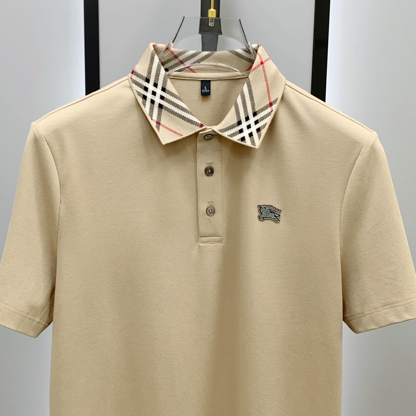 P巴宝莉25SS新款春夏短袖翻领T恤Polo，最高版本客供定制高端朱地面料简单时尚款，拼色螺纹超级好看！