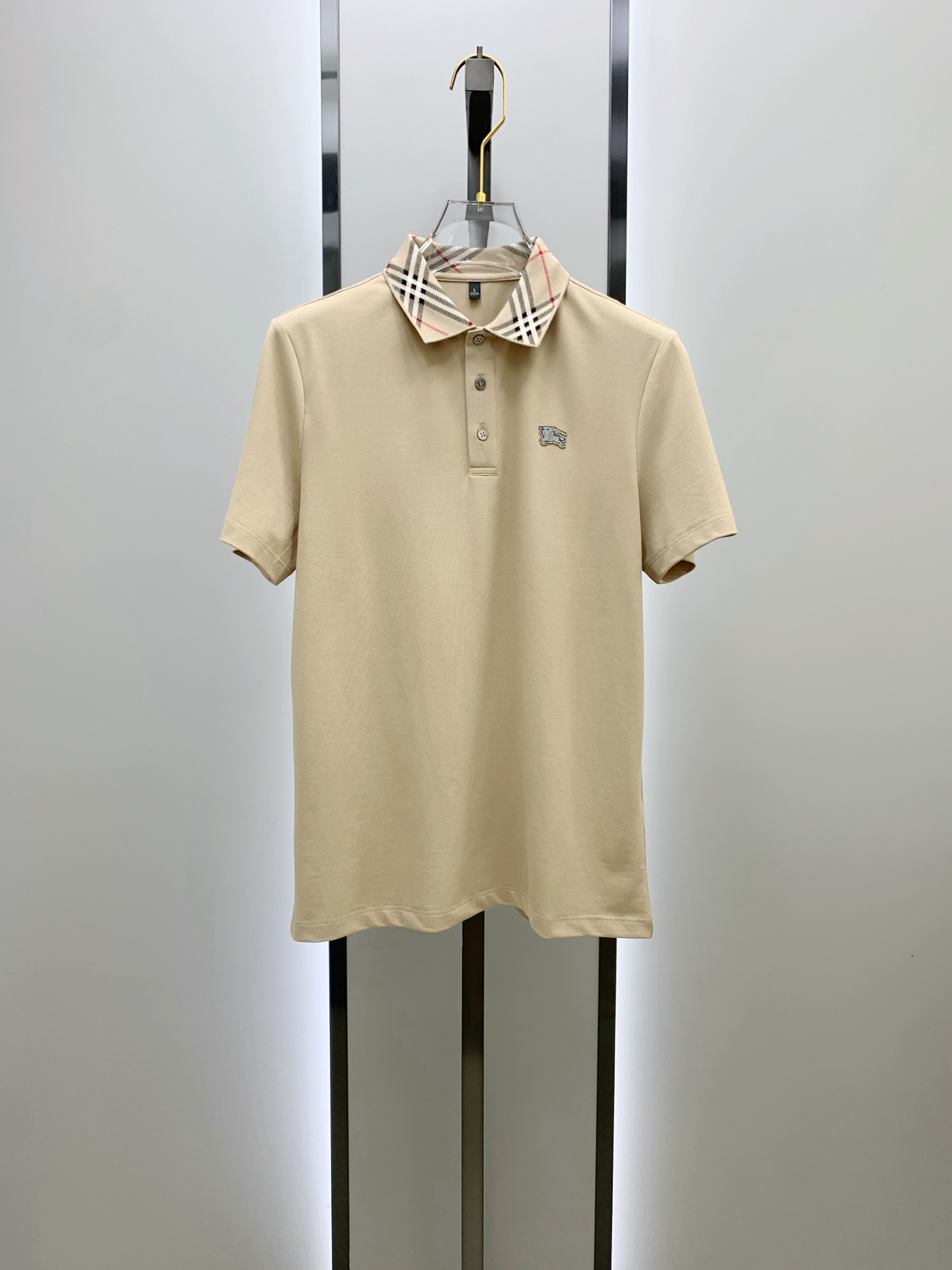 P巴宝莉25SS新款春夏短袖翻领T恤Polo，最高版本客供定制高端朱地面料简单时尚款，拼色螺纹超级好看！