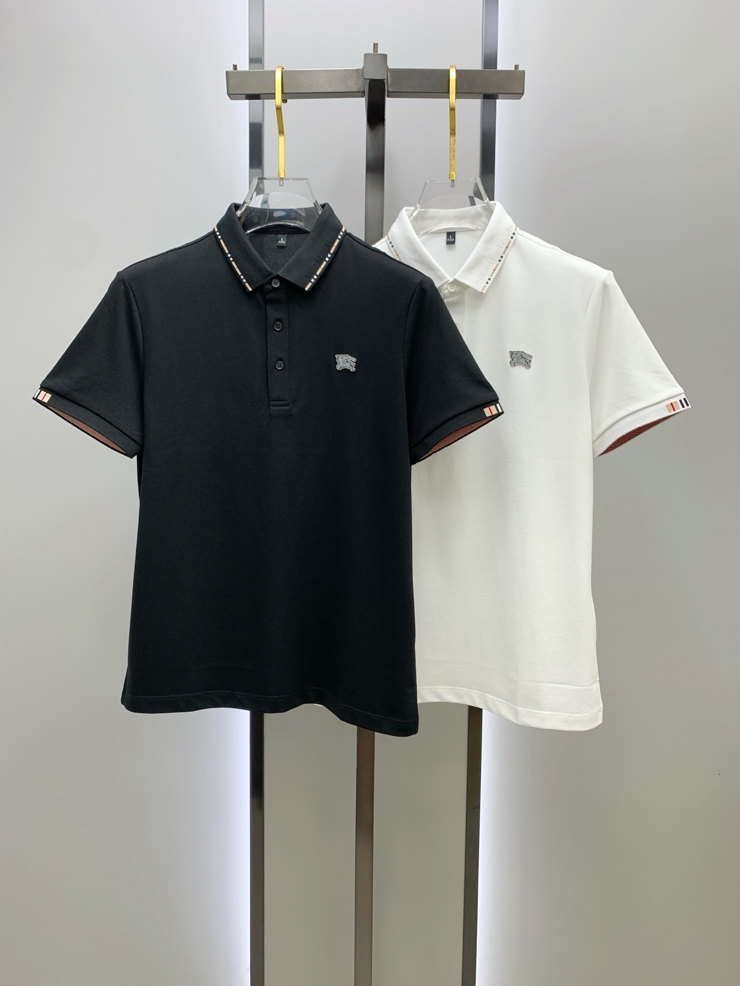 NO:509643,Burberry 25SS new spring and summer short-sleeved lapel T-shirt polo, the highest version is customized high-end vermill fabric simple and fashionable, and the color-blocking thread is super beautiful!  Classic logo simple and elegant style!  Full of high-end feel, wearable in all seasons. Simple European style official website on sale codes M-3XL, burberry, T-shirt, tees, t-shirt, alexander wang19860909巴宝莉25SS新款春夏短袖翻领T恤polo,最高版本客供定制高端朱地面料简单时尚款,拼色螺纹超级好看！经典logo简单大方的款式！满满的高级感,四季可穿.简欧风格官网在售码数M-3XL,,burberry,T-shirt,tees，t-shirt,alexander wang,Men's clothing