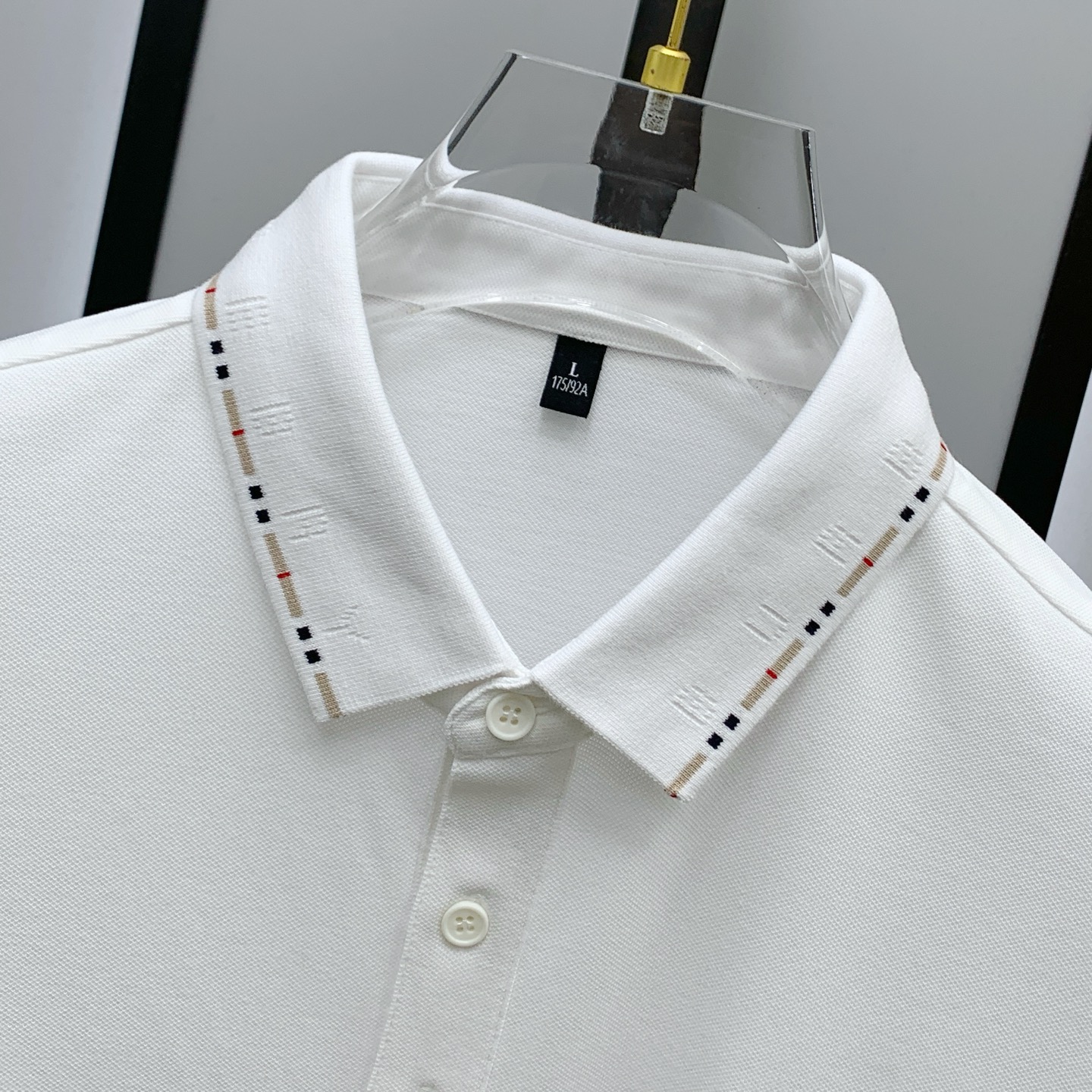 P巴宝莉25SS新款春夏短袖翻领T恤Polo，最高版本客供定制高端朱地面料简单时尚款，拼色螺纹超级好看！