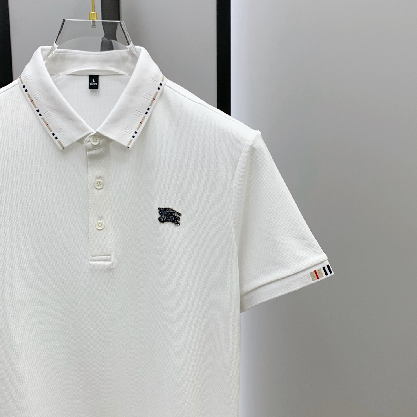 P巴宝莉25SS新款春夏短袖翻领T恤Polo，最高版本客供定制高端朱地面料简单时尚款，拼色螺纹超级好看！