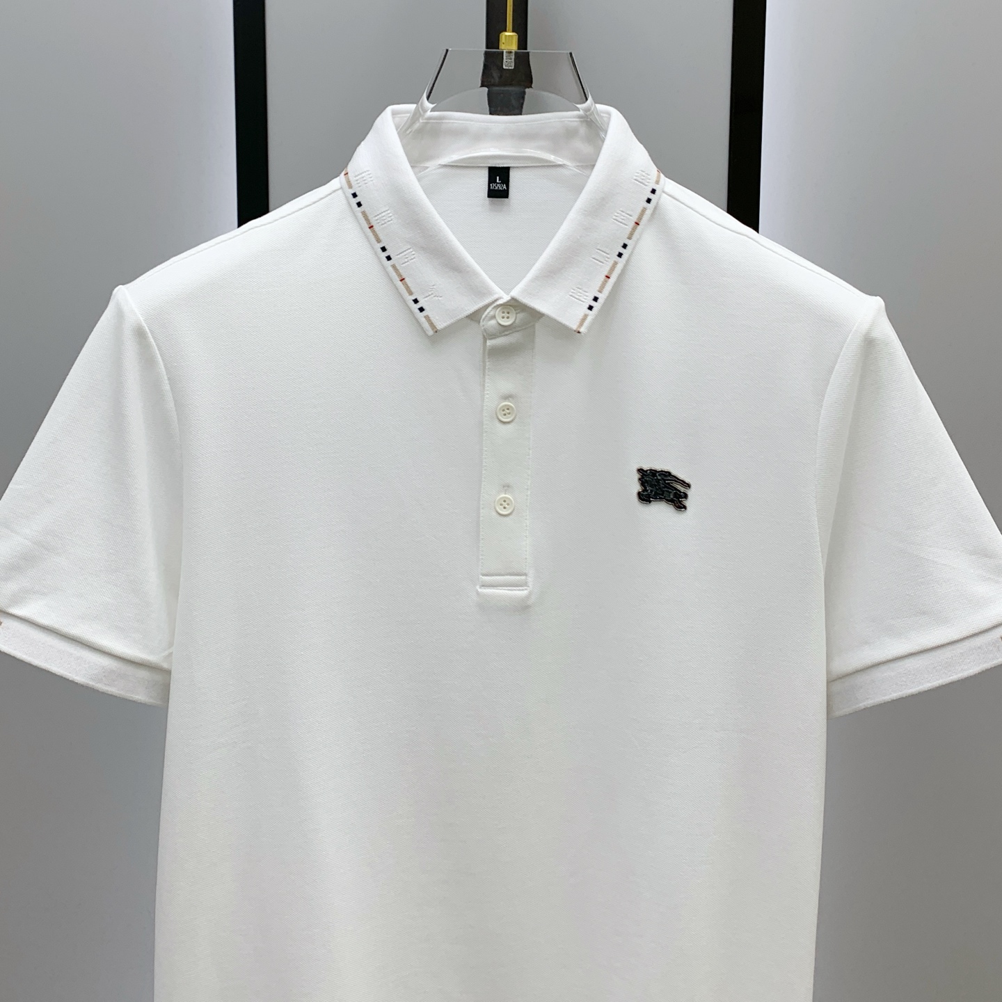 P巴宝莉25SS新款春夏短袖翻领T恤Polo，最高版本客供定制高端朱地面料简单时尚款，拼色螺纹超级好看！
