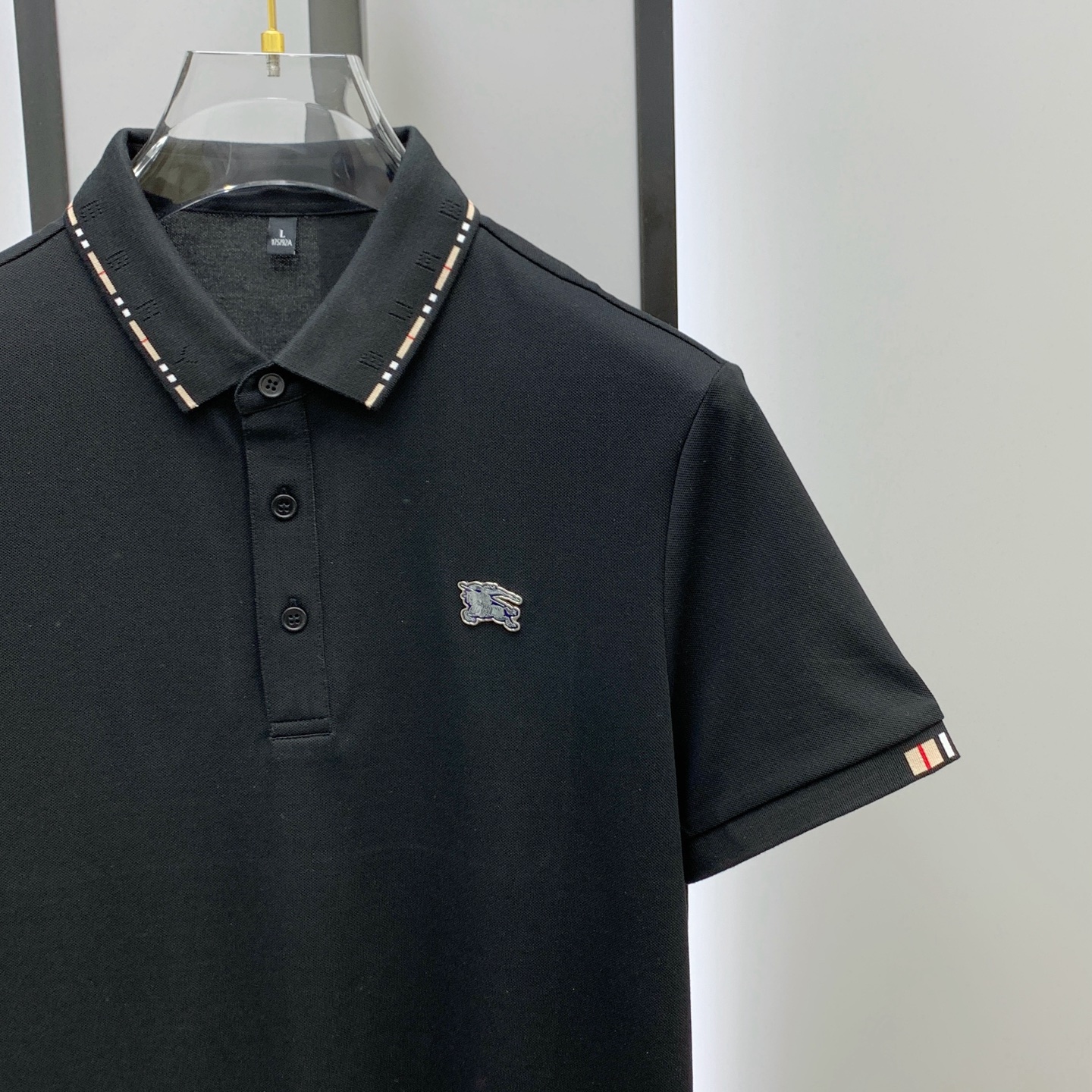 P巴宝莉25SS新款春夏短袖翻领T恤Polo，最高版本客供定制高端朱地面料简单时尚款，拼色螺纹超级好看！