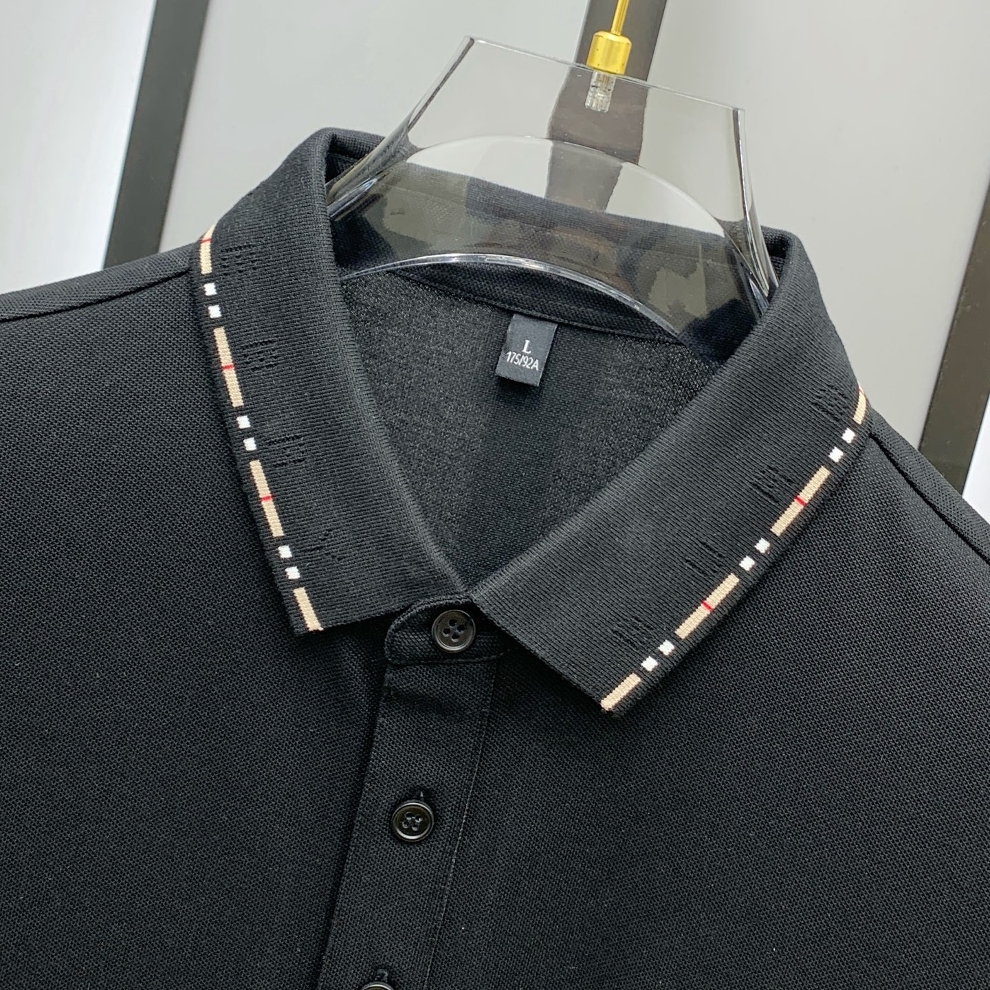 P巴宝莉25SS新款春夏短袖翻领T恤Polo，最高版本客供定制高端朱地面料简单时尚款，拼色螺纹超级好看！