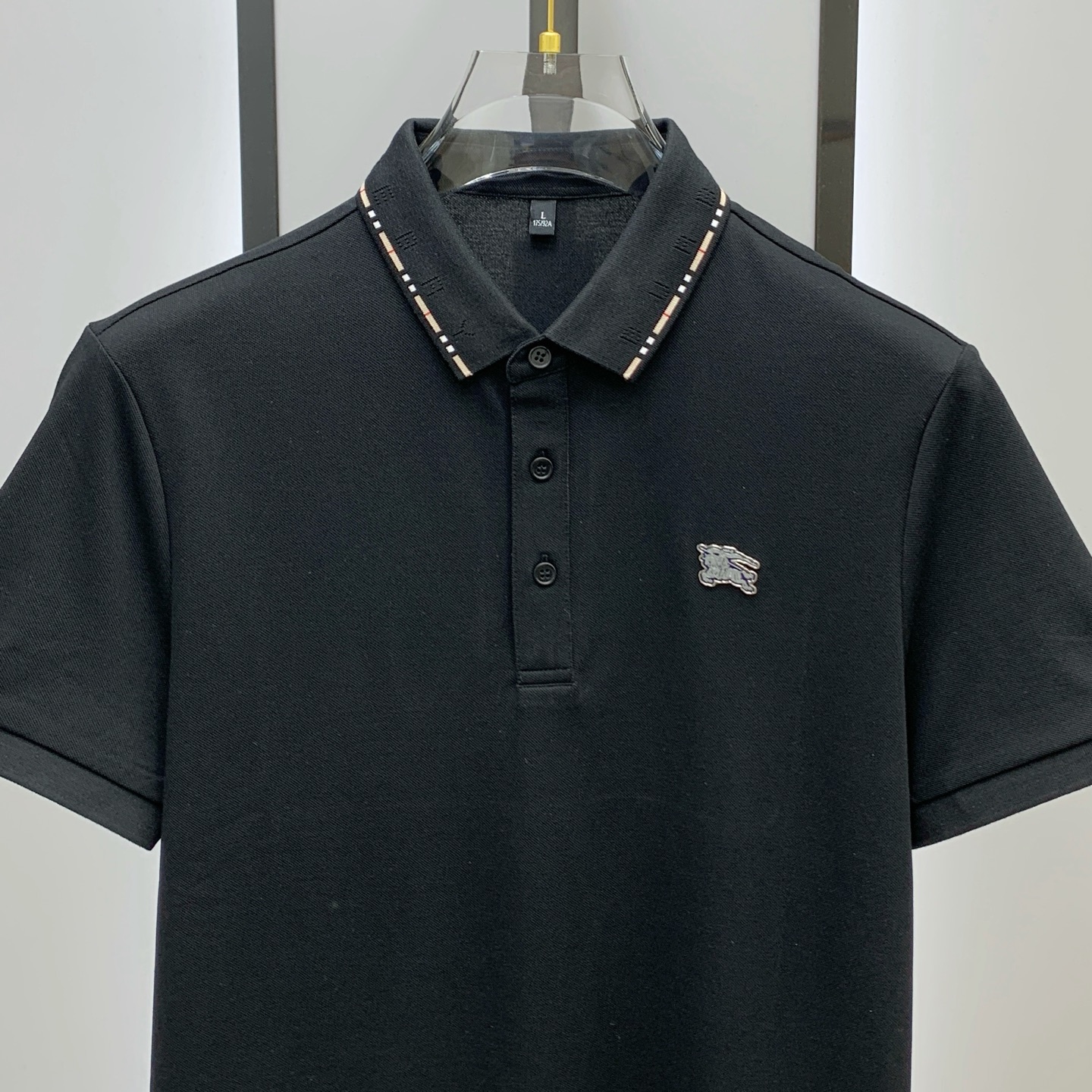 P巴宝莉25SS新款春夏短袖翻领T恤Polo，最高版本客供定制高端朱地面料简单时尚款，拼色螺纹超级好看！