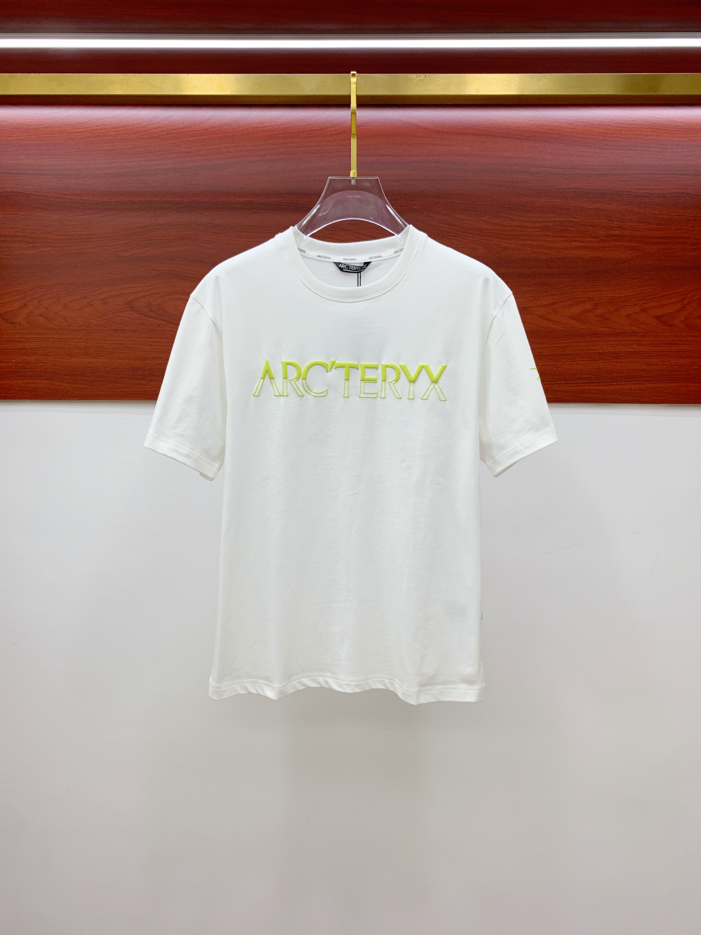 NO:412774,Archaeoptera Bird's new short-sleeved T-shirt in summer 2025, the personalized art series exclusively released on the entire network. The versatile details are perfectly processed and pure cotton fabric is very exquisite. Original fabric. The same high-quality and comfortable hand feels very fashionable and personalized. A super versatile and beautiful style for men and women. The same color is black and white. Number M-3XL, arc'teryx, T-shirt,tees, t-shirt,alexander wang19860909始祖鸟2025夏季新款短袖T恤,个性艺术系列全网独家首发 百搭款细节处理完美纯棉面料十分精致 原版面料 网红明星同款高版本 高品质手感非常舒服 时尚又个性 超级百搭好看的一款男女同款颜色黑、白 码数M-3XL,arc'teryx,T-shirt,tees，t-shirt,alexander wang,Men's clothing