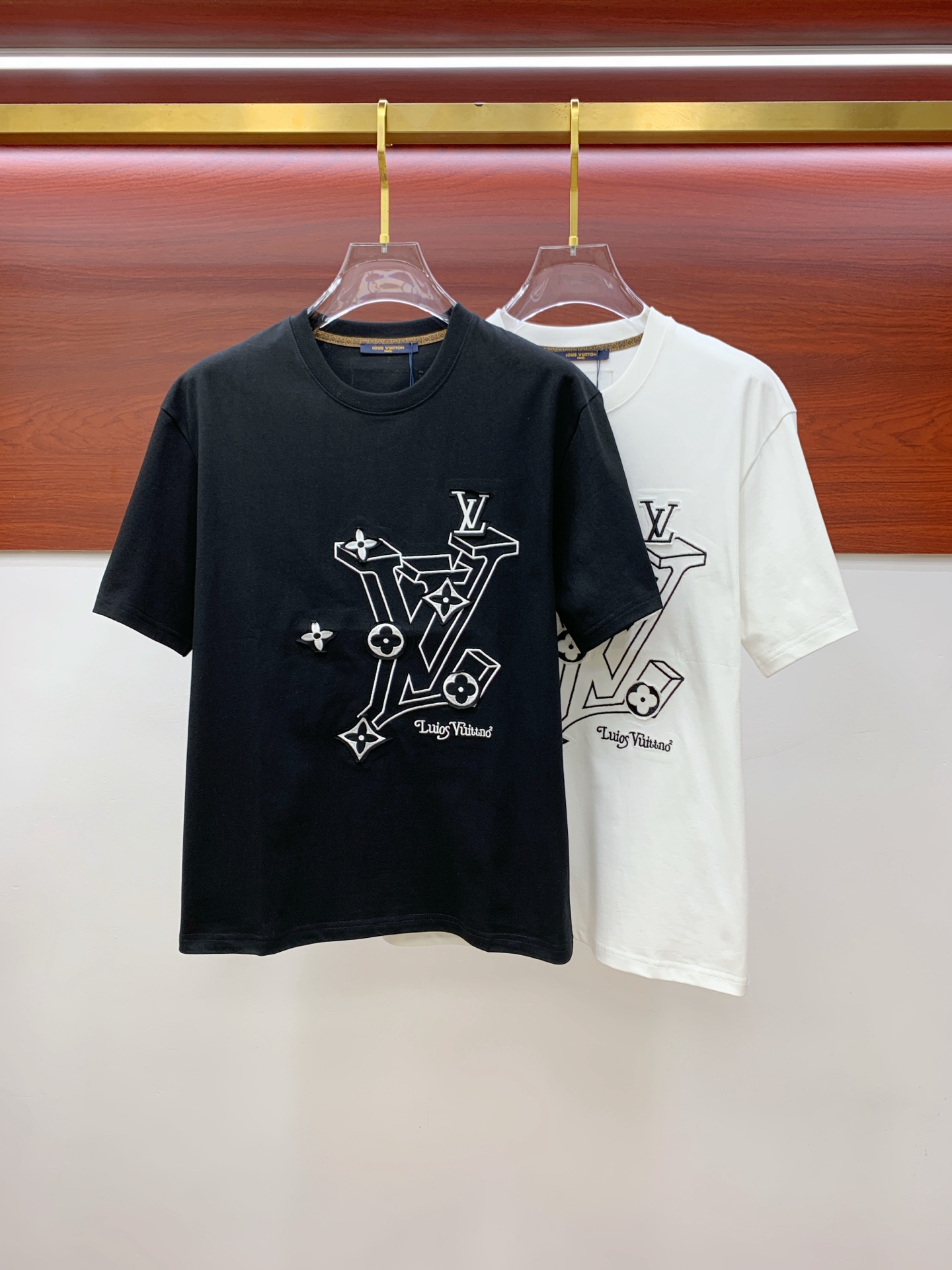 NO:416163,LV2025 summer new short-sleeved T-shirt, the personalized art series exclusively released on the entire network. The versatile details are perfectly processed and pure cotton fabric is very exquisite. Original fabric. The same high-quality and comfortable hand feels very fashionable and personalized. A super versatile and beautiful style for men and women. The same color is black and white. The number of numbers M-3XL, louis vuitton, T-shirt,tees, t-shirt,alexander wang19860909LV2025夏季新款短袖T恤,个性艺术系列全网独家首发 百搭款细节处理完美纯棉面料十分精致 原版面料 网红明星同款高版本 高品质手感非常舒服 时尚又个性 超级百搭好看的一款男女同款颜色黑、白 码数M-3XL,,louis vuitton,T-shirt,tees，t-shirt,alexander wang,Men's clothing