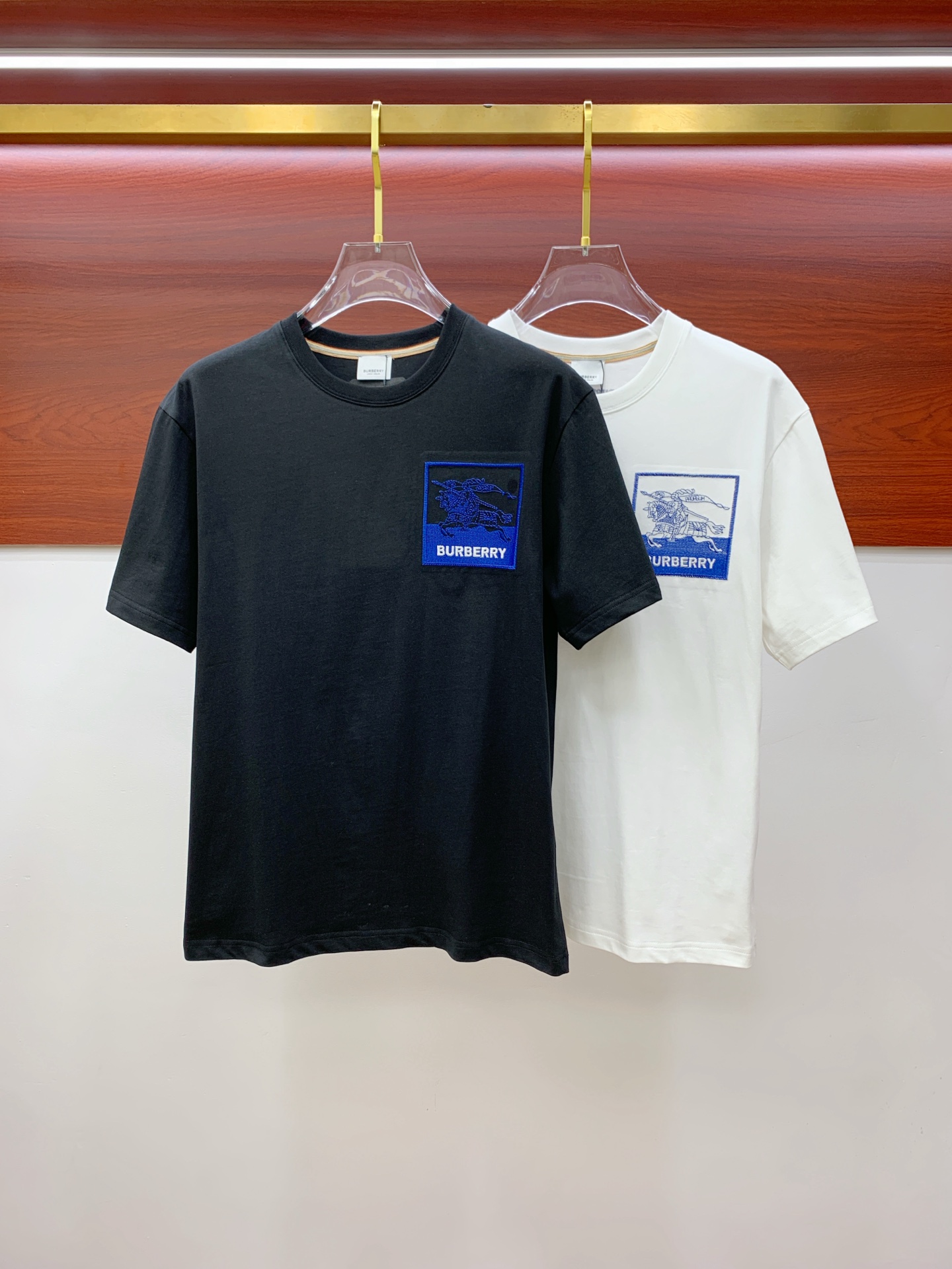 NO:416156,Burberry's new short-sleeved T-shirt in summer 2025, the personalized art series exclusively released on the entire network. The versatile details are perfectly processed and pure cotton fabric is very exquisite. Original fabric. The same high-quality and comfortable hand feels very fashionable and personalized. A super versatile and beautiful style for men and women. The same color is black and white. M-3XL, burberry, T-shirt,tees, t-shirt,alexander wang19860909巴宝莉2025夏季新款短袖T恤,个性艺术系列全网独家首发 百搭款细节处理完美纯棉面料十分精致 原版面料 网红明星同款高版本 高品质手感非常舒服 时尚又个性 超级百搭好看的一款男女同款颜色黑、白 码数M-3XL,,burberry,T-shirt,tees，t-shirt,alexander wang,Men's clothing