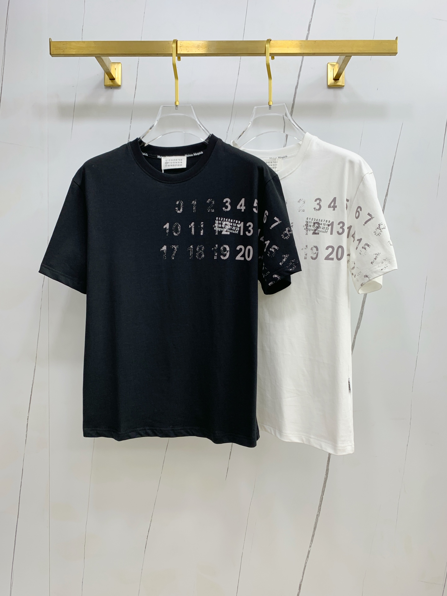 NO:453386,Magila's new short-sleeved T-shirt for summer 2025, the personalized art series exclusively released on the entire network. The versatile details are perfectly processed and pure cotton fabric is very exquisite. Original fabric. The same high-quality and comfortable hand feels very fashionable and personalized. A super versatile and beautiful style for men and women. The same color is black and white. The number of codes M-3XL,,masion margiela,T-shirt,tees,t-shirt,alexander wang19860909马吉拉2025夏季新款短袖T恤,个性艺术系列全网独家首发 百搭款细节处理完美纯棉面料十分精致 原版面料 网红明星同款高版本 高品质手感非常舒服 时尚又个性 超级百搭好看的一款男女同款颜色黑、白 码数M-3XL,,masion margiela,T-shirt,tees，t-shirt,alexander wang,Men's clothing