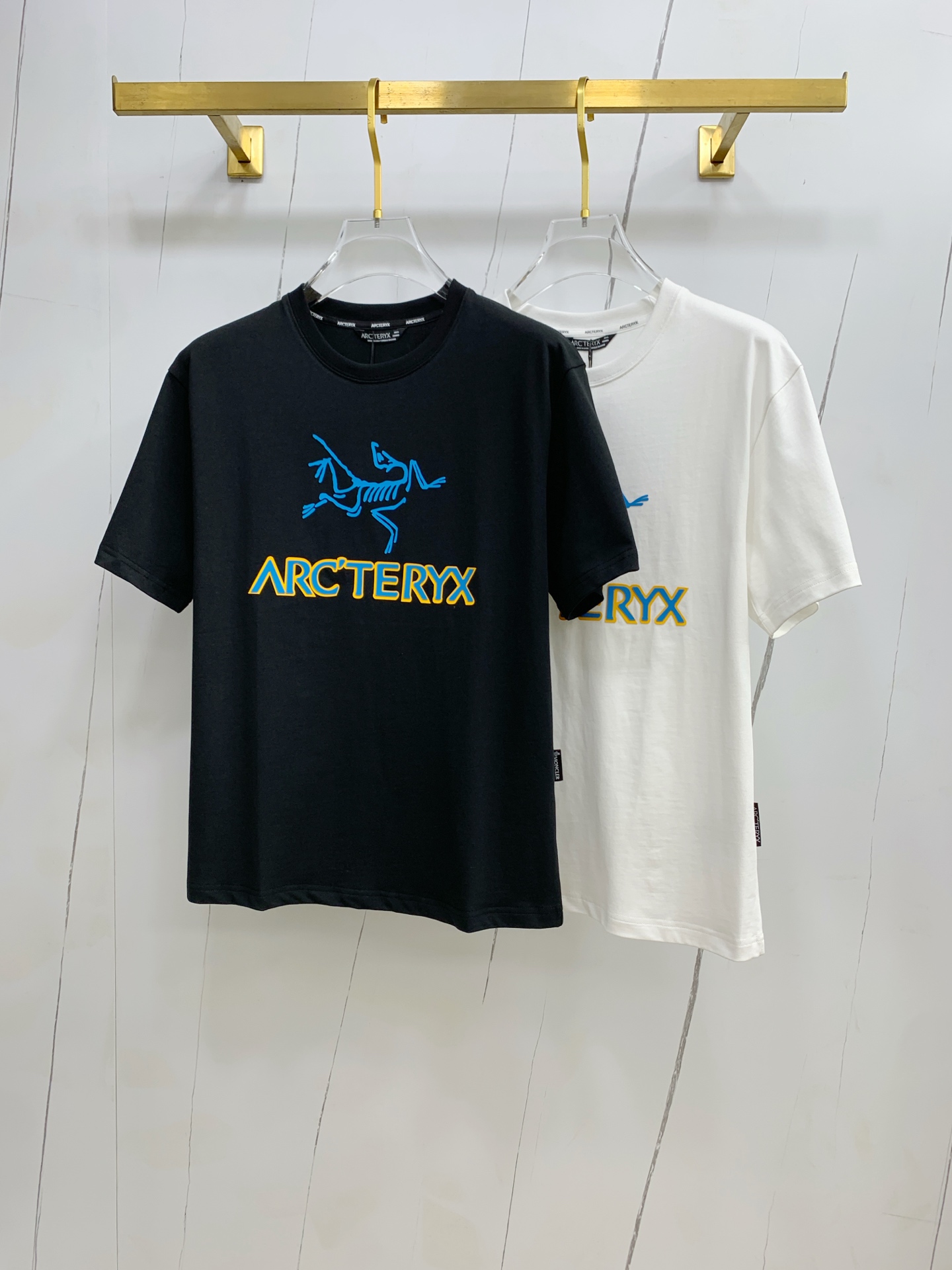 NO:453382,Archaeoptera Bird's new short-sleeved T-shirt in summer 2025, the personalized art series exclusively released on the entire network. The versatile details are perfectly processed and pure cotton fabric is very exquisite. Original fabric. The same high-quality and comfortable hand feels very fashionable and personalized. A super versatile and beautiful style for men and women. The same color is black and white. Number M-3XL, arc'teryx, T-shirt,tees, t-shirt,alexander wang19860909始祖鸟2025夏季新款短袖T恤,个性艺术系列全网独家首发 百搭款细节处理完美纯棉面料十分精致 原版面料 网红明星同款高版本 高品质手感非常舒服 时尚又个性 超级百搭好看的一款男女同款颜色黑、白 码数M-3XL,arc'teryx,T-shirt,tees，t-shirt,alexander wang,Men's clothing