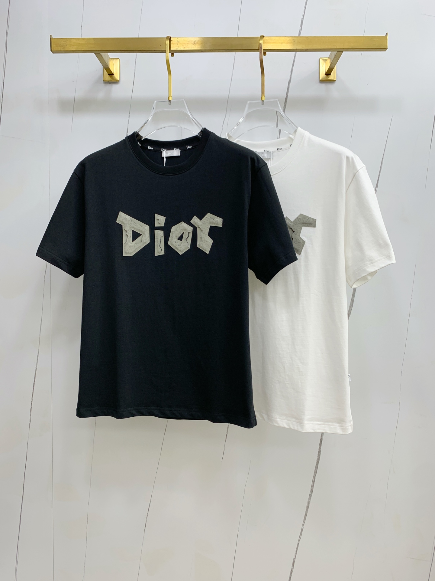 NO:453378,Dior 2025 summer new short-sleeved T-shirt, the personalized art series exclusively launched on the entire network. The versatile details are perfectly processed and pure cotton fabric is very exquisite. Original fabric. The same high-quality and comfortable hand feels very fashionable and personalized. A super versatile and beautiful style for men and women. The same color is black and white. The number of numbers M-3XL, dior, T-shirt,tees, t-shirt,alexander wang19860909迪奥2025夏季新款短袖T恤,个性艺术系列全网独家首发 百搭款细节处理完美纯棉面料十分精致 原版面料 网红明星同款高版本 高品质手感非常舒服 时尚又个性 超级百搭好看的一款男女同款颜色黑、白 码数M-3XL,,dior,T-shirt,tees，t-shirt,alexander wang,Men's clothing