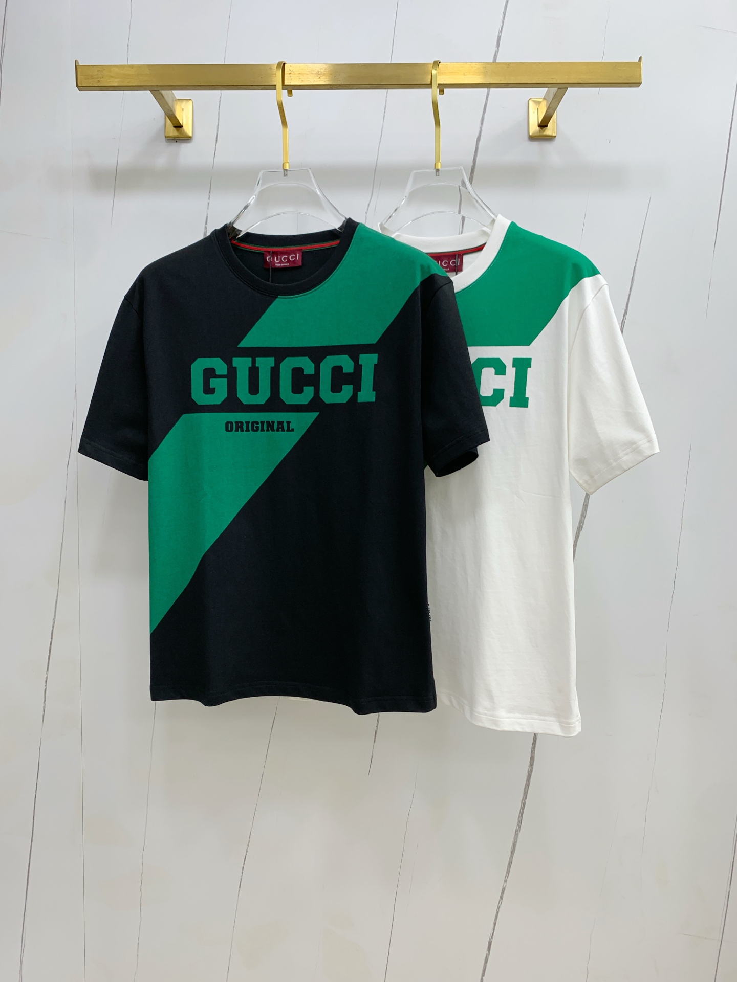 NO:453373,Gucci 2025 summer new short-sleeved T-shirt, the personalized art series exclusively released on the entire network. The versatile details are perfectly processed and pure cotton fabric is very exquisite. Original fabric. The same high-quality and comfortable hand feels very fashionable and personalized. A super versatile and beautiful style for men and women. The same color is black and white. The number of numbers M-3XL, gucci, T-shirt,tees, t-shirt,alexander wang19860909古驰2025夏季新款短袖T恤,个性艺术系列全网独家首发 百搭款细节处理完美纯棉面料十分精致 原版面料 网红明星同款高版本 高品质手感非常舒服 时尚又个性 超级百搭好看的一款男女同款颜色黑、白 码数M-3XL,,gucci,T-shirt,tees，t-shirt,alexander wang,Men's clothing