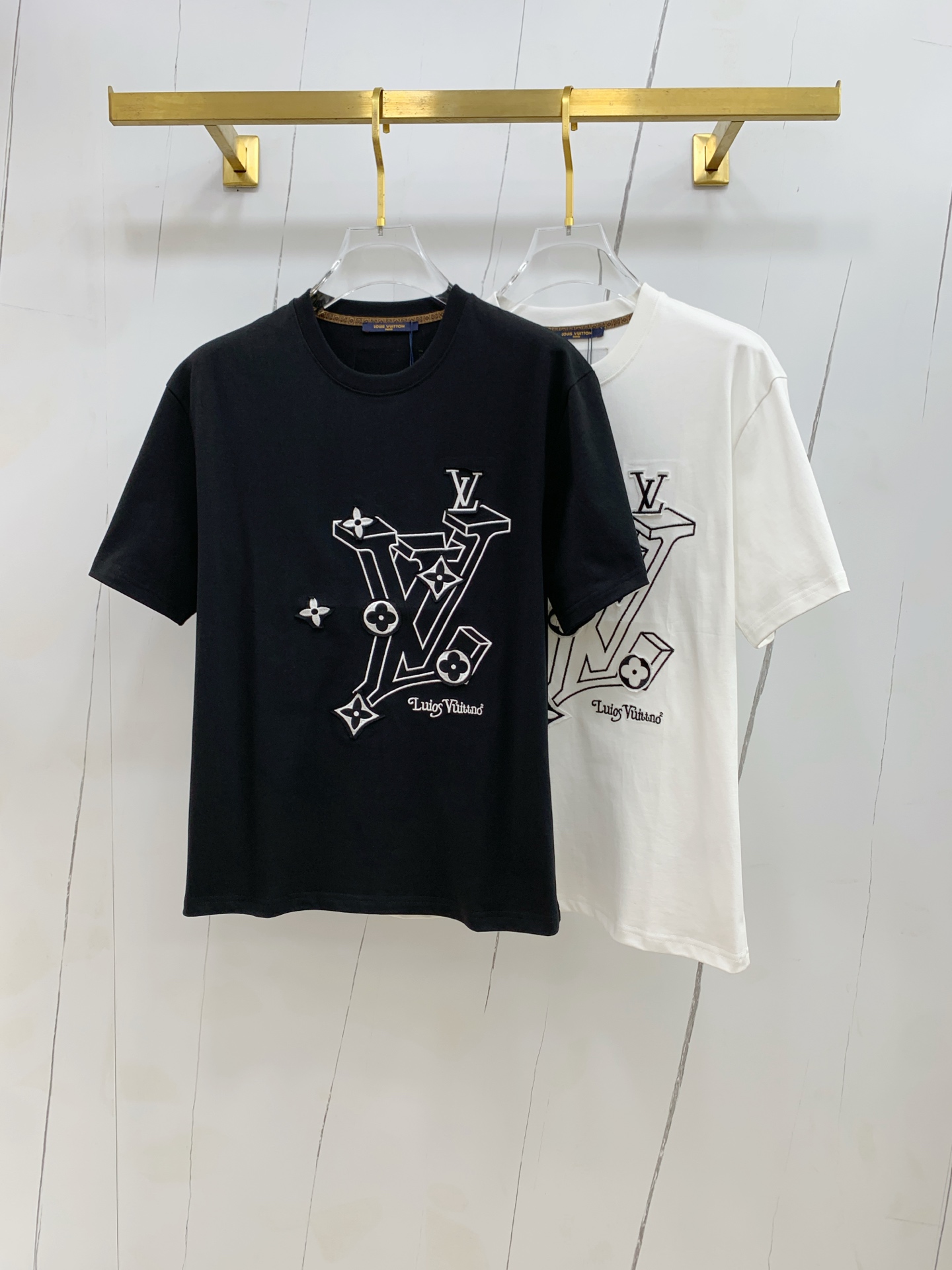 NO:462628,LV2025 summer new short-sleeved T-shirt, the personalized art series exclusively released on the entire network. The versatile details are perfectly processed and pure cotton fabric is very exquisite. The original fabric is the same as the Internet celebrity celebrity and the same high-quality feel is very comfortable. Fashionable and personalized. A super versatile and beautiful style for men and women. The same color is black and white. The number of code M-3XL!  ,,louis vuitton,T-shirt,tees,t-shirt,alexander wang19860909LV2025夏季新款短袖T恤,个性艺术系列全网独家首发 百搭款细节处理完美纯棉面料十分精致 原版面料 网红明星同款高版本 高品质手感非常舒服 时尚又个性 超级百搭好看的一款男女同款颜色黑、白 码数M-3XL！,,louis vuitton,T-shirt,tees，t-shirt,alexander wang,Men's clothing