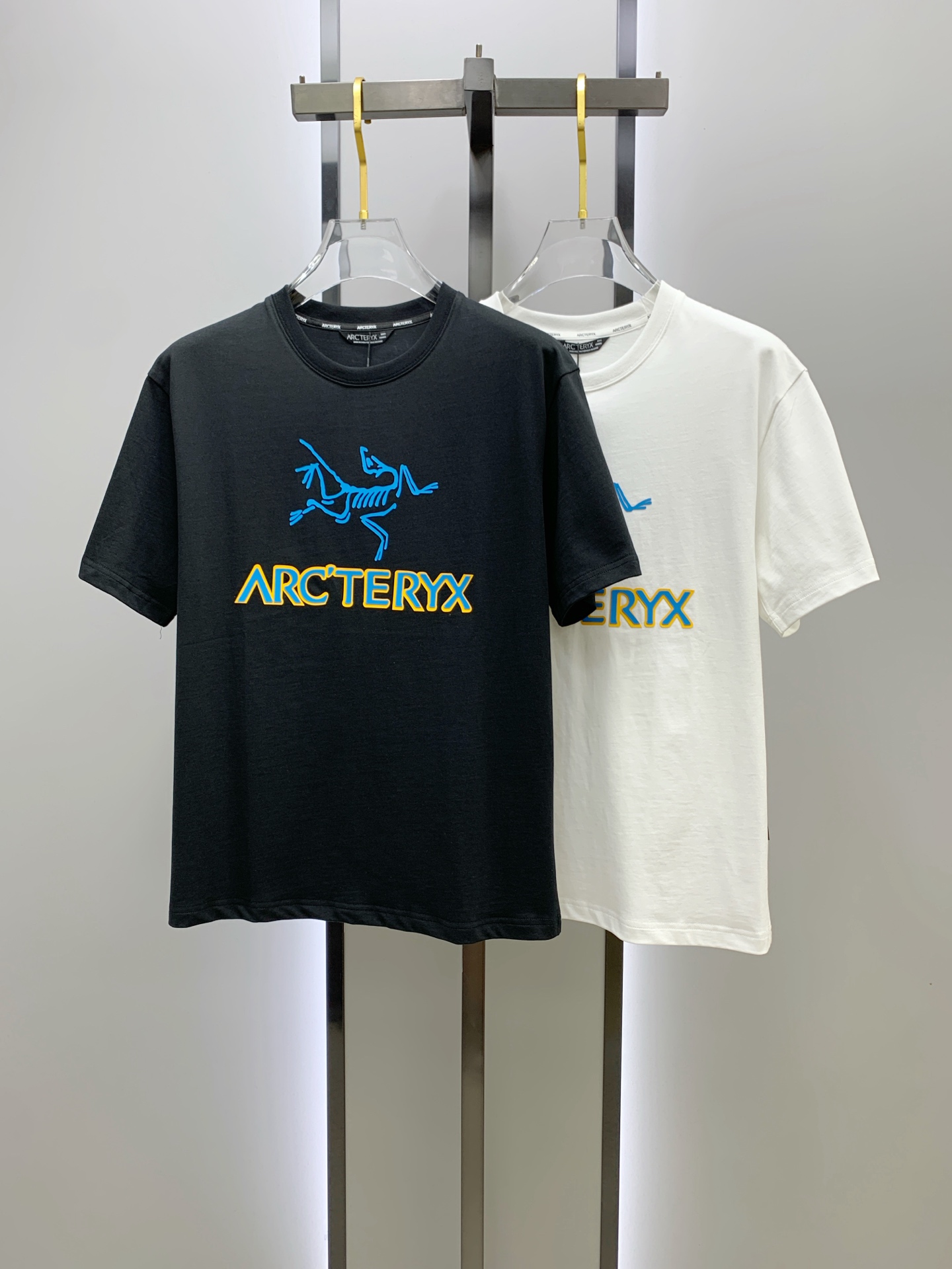 NO:443609,Archaeoptera bird's new summer short-sleeved T-shirt, the personalized art series exclusively released on the entire network. The versatile details are perfectly processed and pure cotton fabric is very exquisite. Original fabric. The same high-quality and comfortable hand feels very fashionable and personalized. A super versatile and beautiful style for men and women. The same color is black and white. Number M-3XL, arc'teryx, T-shirt,tees, t-shirt,alexander wang19860909始祖鸟夏季新款短袖T恤,个性艺术系列全网独家首发 百搭款细节处理完美纯棉面料十分精致 原版面料 网红明星同款高版本 高品质手感非常舒服 时尚又个性 超级百搭好看的一款男女同款颜色黑、白 码数M-3XL,arc'teryx,T-shirt,tees，t-shirt,alexander wang,Men's clothing