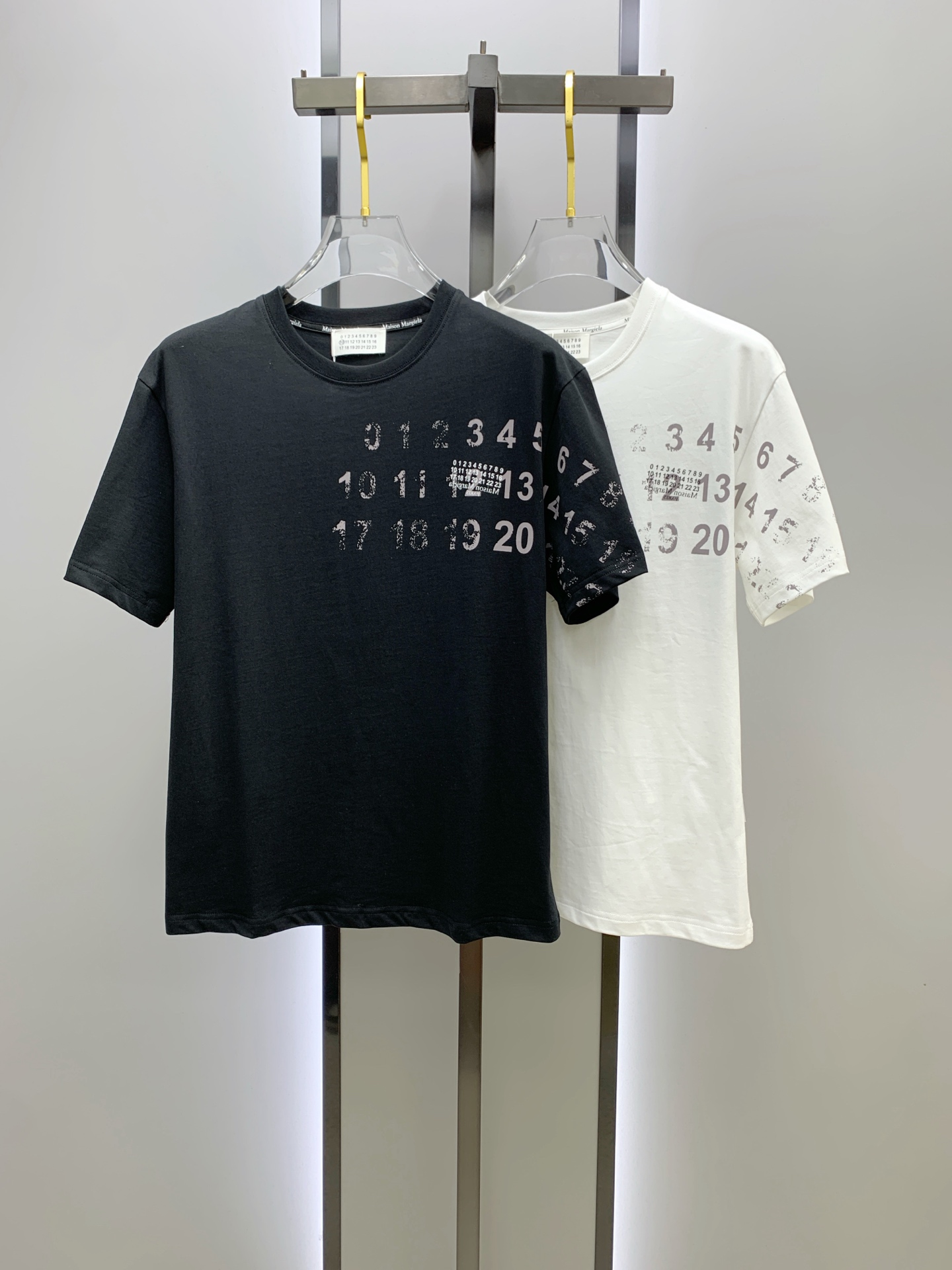 NO:443616,Magila's new summer short-sleeved T-shirt, the personalized art series exclusively released on the entire network. The versatile details are perfectly processed and pure cotton fabric is very exquisite. Original fabric. The same high-quality and comfortable hand feels very fashionable and personalized. A super versatile and beautiful style for men and women. The same color is black and white. M-3XL,,masion margiela,T-shirt,tees,t-shirt,alexander wang19860909马吉拉夏季新款短袖T恤,个性艺术系列全网独家首发 百搭款细节处理完美纯棉面料十分精致 原版面料 网红明星同款高版本 高品质手感非常舒服 时尚又个性 超级百搭好看的一款男女同款颜色黑、白 码数M-3XL,,masion margiela,T-shirt,tees，t-shirt,alexander wang,Men's clothing