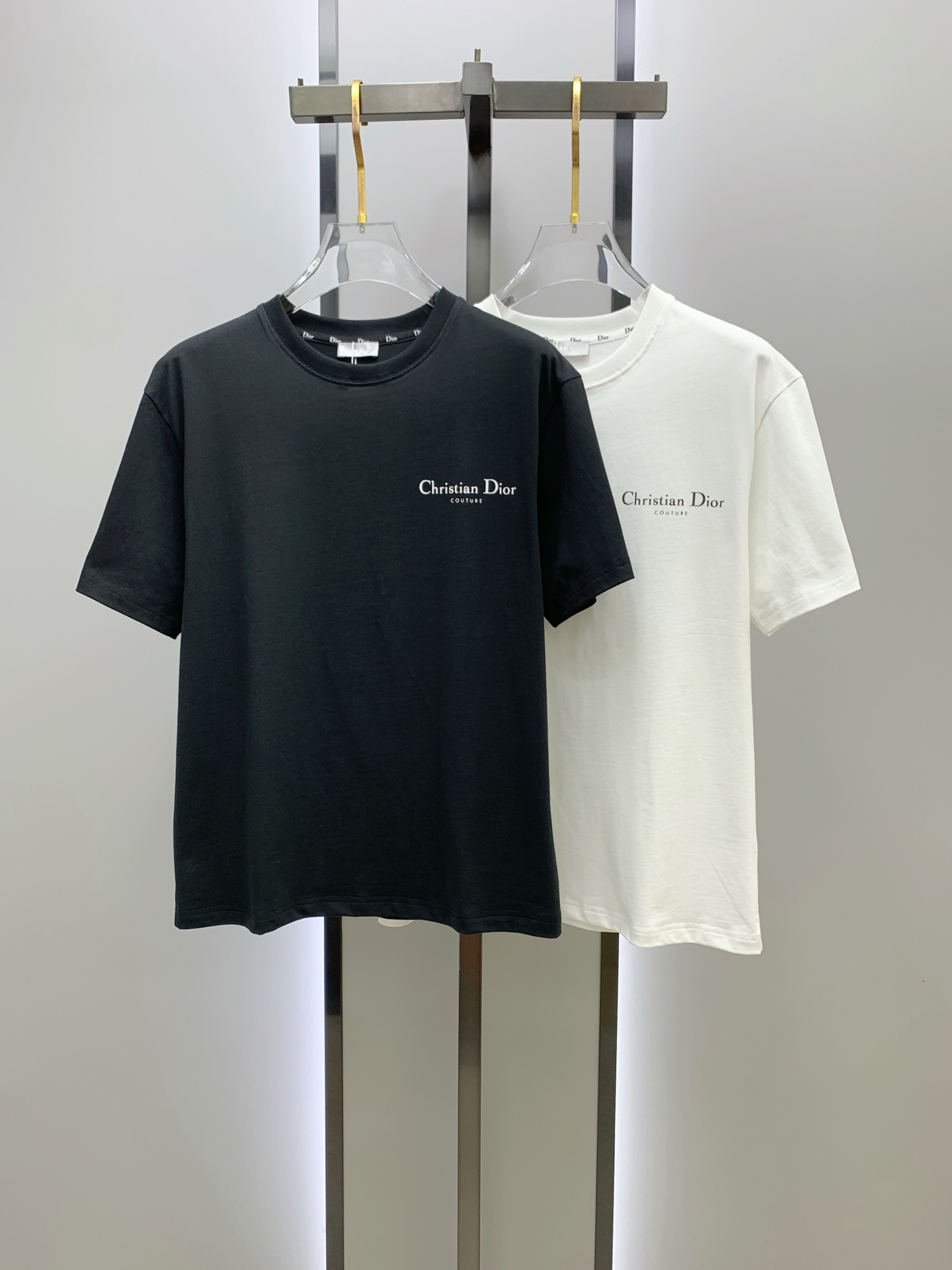 NO:443633,Dior's new summer short-sleeved T-shirt, the personalized art series exclusively released on the entire network. The versatile details are perfectly processed and pure cotton fabric is very exquisite. Original fabric. The same high-quality and comfortable hand feels very fashionable and personalized. A super versatile and beautiful style for men and women. The same color is black and white. The number of numbers M-3XL, dior, T-shirt,tees, t-shirt,alexander wang19860909迪奥夏季新款短袖T恤,个性艺术系列全网独家首发 百搭款细节处理完美纯棉面料十分精致 原版面料 网红明星同款高版本 高品质手感非常舒服 时尚又个性 超级百搭好看的一款男女同款颜色黑、白 码数M-3XL,,dior,T-shirt,tees，t-shirt,alexander wang,Men's clothing