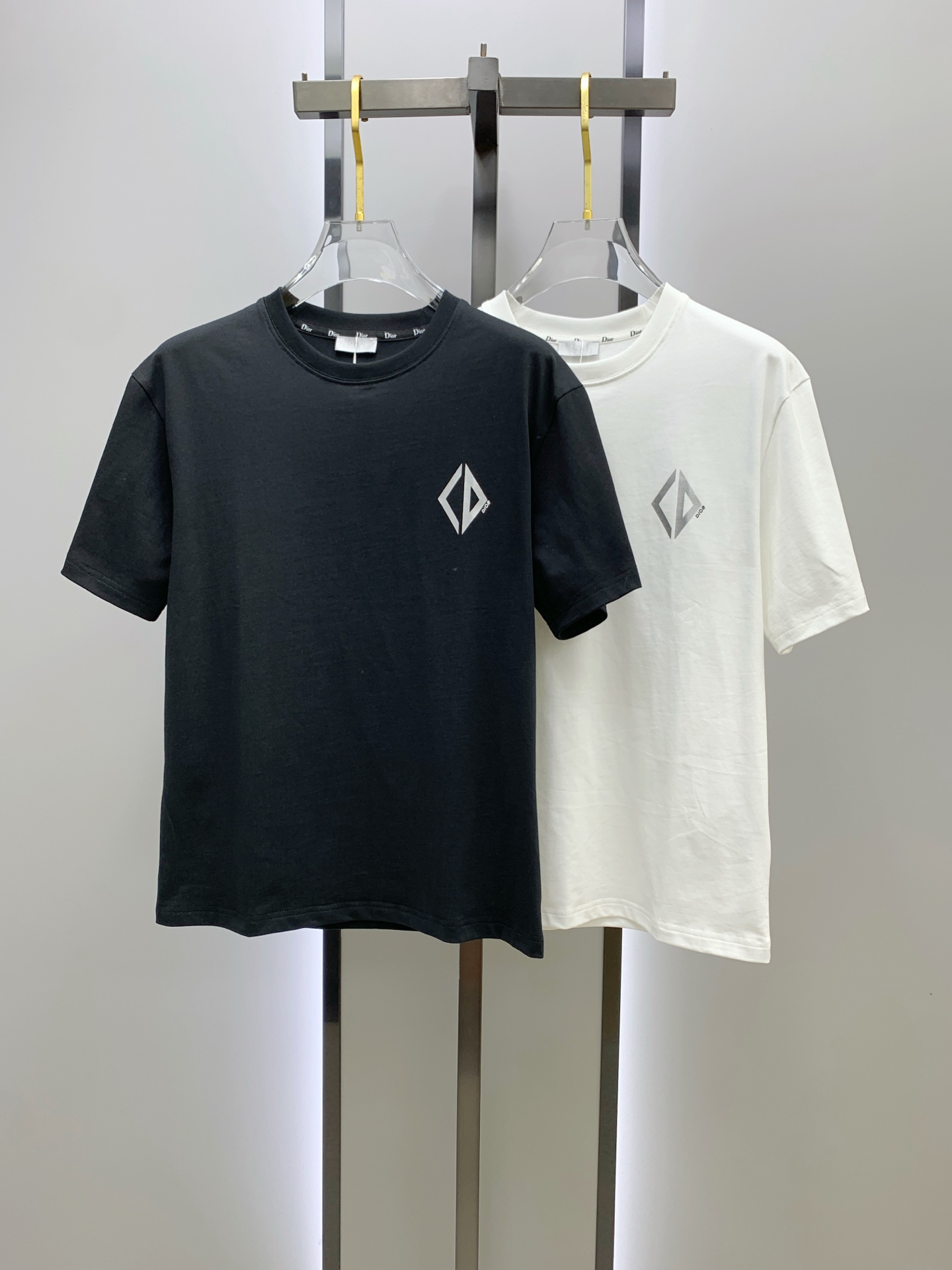 NO:454763,Dior 2025 summer new short-sleeved T-shirt, the personalized art series exclusively launched on the entire network. The versatile details are perfectly processed and pure cotton fabric is very exquisite. Original fabric. The same high-quality and comfortable hand feels very fashionable and personalized. A super versatile and beautiful style for men and women. The same color is black and white. The number of numbers M-3XL, dior, T-shirt,tees, t-shirt,alexander wang19860909迪奥2025夏季新款短袖T恤,个性艺术系列全网独家首发 百搭款细节处理完美纯棉面料十分精致 原版面料 网红明星同款高版本 高品质手感非常舒服 时尚又个性 超级百搭好看的一款男女同款颜色黑、白 码数M-3XL,,dior,T-shirt,tees，t-shirt,alexander wang,Men's clothing