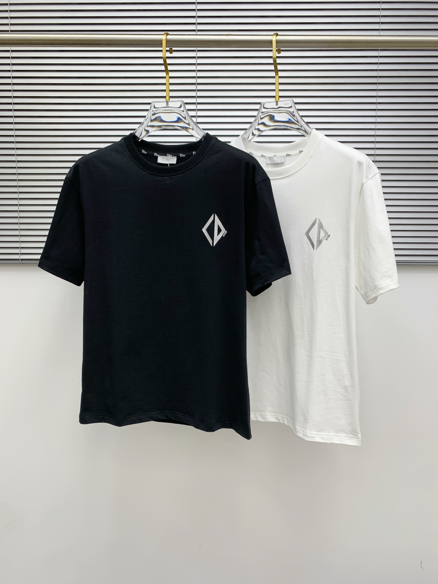 NO:423244,Dior 2025 summer new short-sleeved T-shirt, the personalized art series exclusively launched on the entire network. The versatile details are perfectly processed and pure cotton fabric is very exquisite. Original fabric. The same high-quality and comfortable hand feels very fashionable and personalized. A super versatile and beautiful style for men and women. The same color is black and white. The number of numbers M-3XL, dior, T-shirt,tees, t-shirt,alexander wang19860909迪奥2025夏季新款短袖T恤,个性艺术系列全网独家首发 百搭款细节处理完美纯棉面料十分精致 原版面料 网红明星同款高版本 高品质手感非常舒服 时尚又个性 超级百搭好看的一款男女同款颜色黑、白 码数M-3XL,,dior,T-shirt,tees，t-shirt,alexander wang,Men's clothing