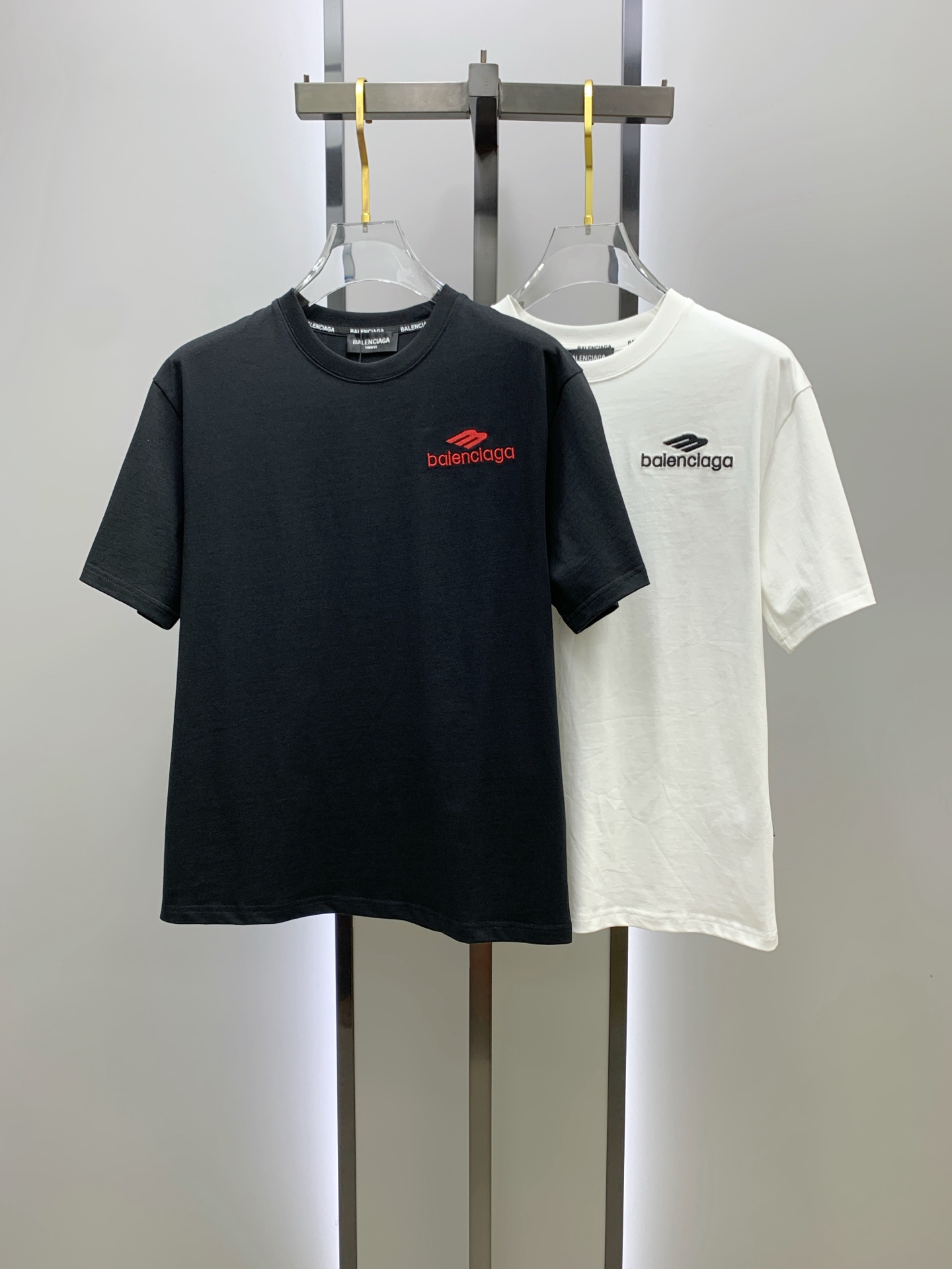 NO:510149,Balenciaga 2025 summer new short-sleeved T-shirt, the personalized art series exclusively released on the entire network. The versatile details are perfectly processed and pure cotton fabric is very exquisite. Original fabric. The same high-quality and comfortable hand feels very fashionable and personalized. A super versatile and beautiful style for men and women. The same color is black and white. M-3XL, balenciaga, T-shirt,tees, t-shirt,alexander wang19860909巴黎世家2025夏季新款短袖T恤,个性艺术系列全网独家首发 百搭款细节处理完美纯棉面料十分精致 原版面料 网红明星同款高版本 高品质手感非常舒服 时尚又个性 超级百搭好看的一款男女同款颜色黑、白 码数M-3XL,,balenciaga,T-shirt,tees，t-shirt,alexander wang,Men's clothing