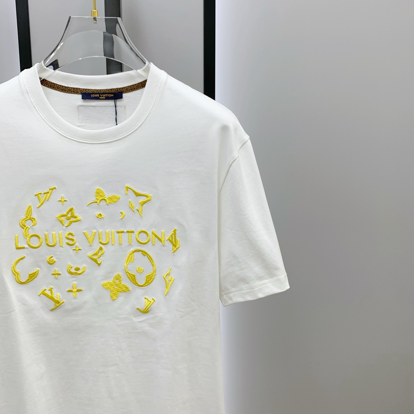 Louis Vuitton Summer Short Sleeve T-Shirt - Unique Artistic Design 5 i1747928925792 8283 0 3
